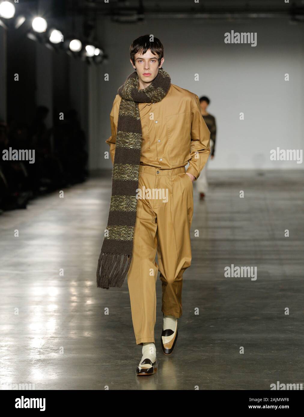 Fashion Catwalk Präsentation auf der London Fashion Week Mens Herbst Winter 2020 von E.Tautz Modelle an britische Mode Rat zeigen FW 20 Stockfoto