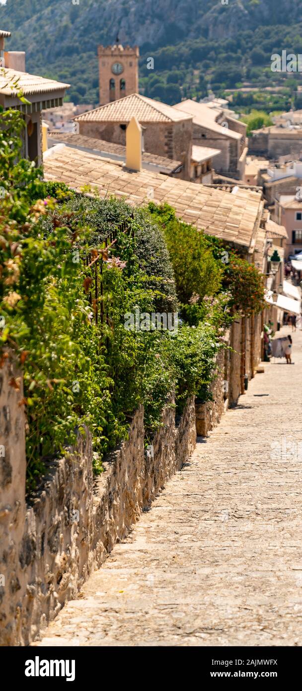 Historische Treppe auf dem Hügel von Pollenca Stockfoto