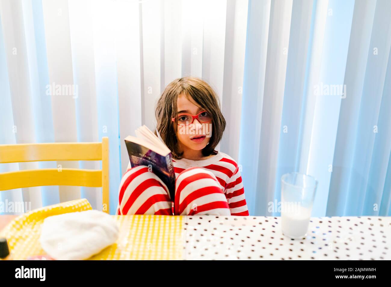 Nichts Mehr Von Müller-milch Auf Den Tisch Sitzender Tisch Stockfotos und -bilder Kaufen - Alamy