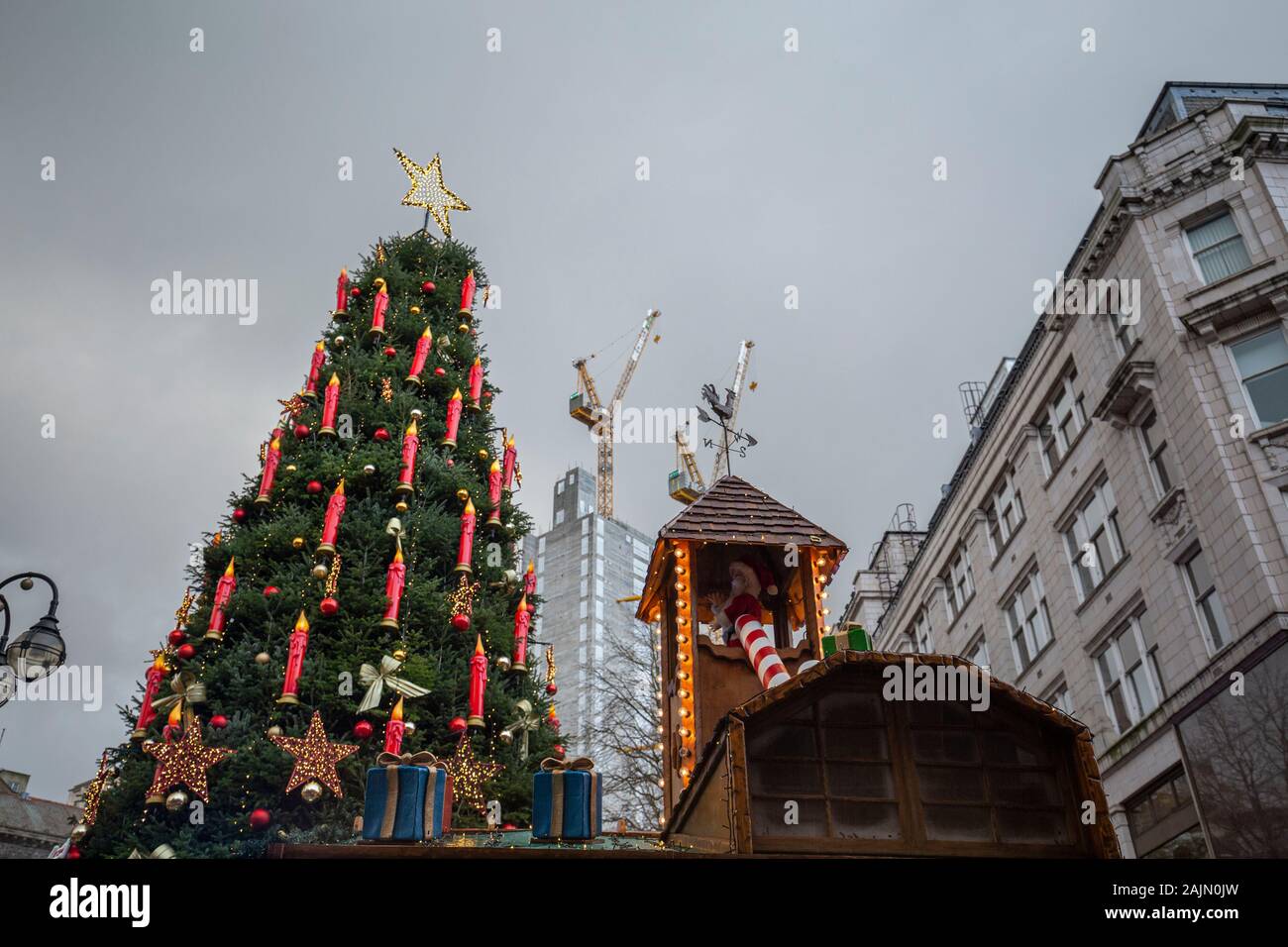 BIRMINGHAM, VEREINIGTES KÖNIGREICH - Dezember 15, 2019: Auf der Suche nach Weihnachtsbaum am Victoria Square gegen Stadt Gebäude Stockfoto