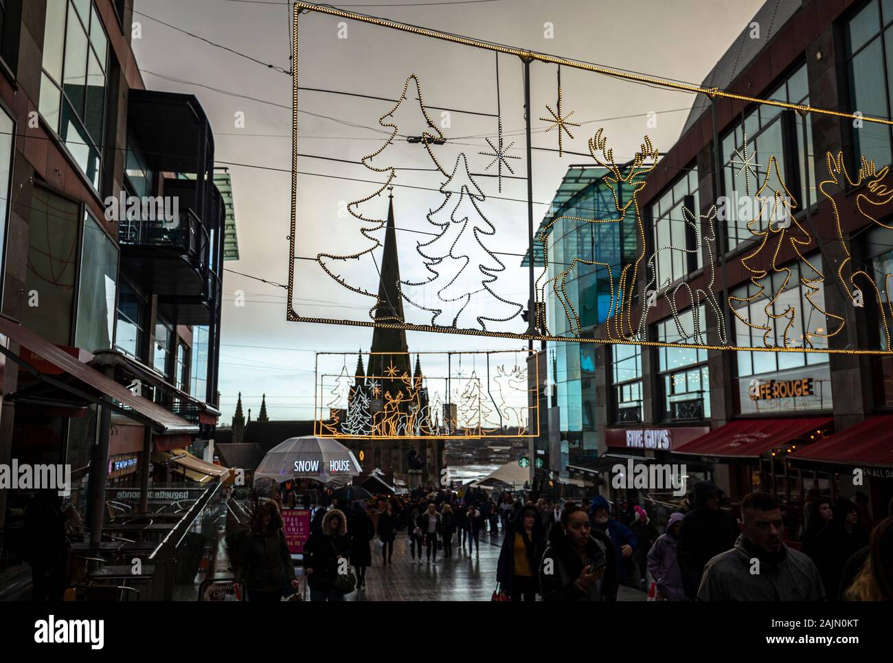 BIRMINGHAM, Großbritannien - 15 Dezember, 2019: Weihnachtsschmuck über St Martin's während der jährlichen Weihnachten Frankfurt Markt Ereignis gehen Stockfoto