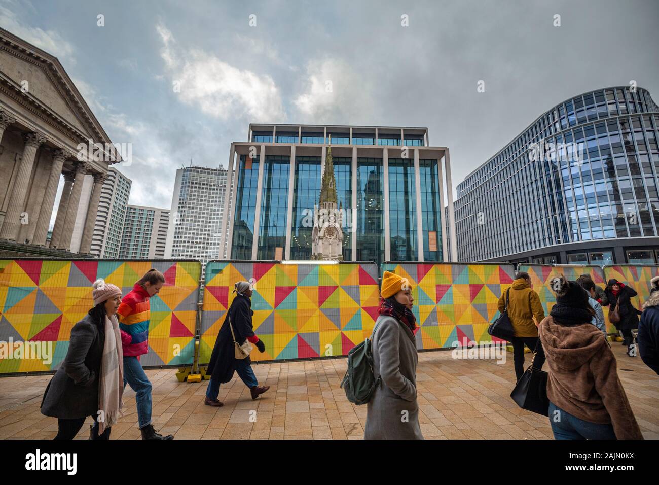 BIRMINGHAM, Großbritannien - 15 Dezember, 2019: Passanten Chamberlain Square Stockfoto