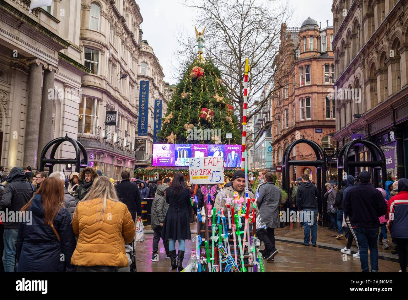 BIRMINGHAM, VEREINIGTES KÖNIGREICH - Dezember 15, 2019: Glow Spielzeug Verkäufer auf Neue Straße während der jährlichen Weihnachten Frankfurt Markt Stockfoto