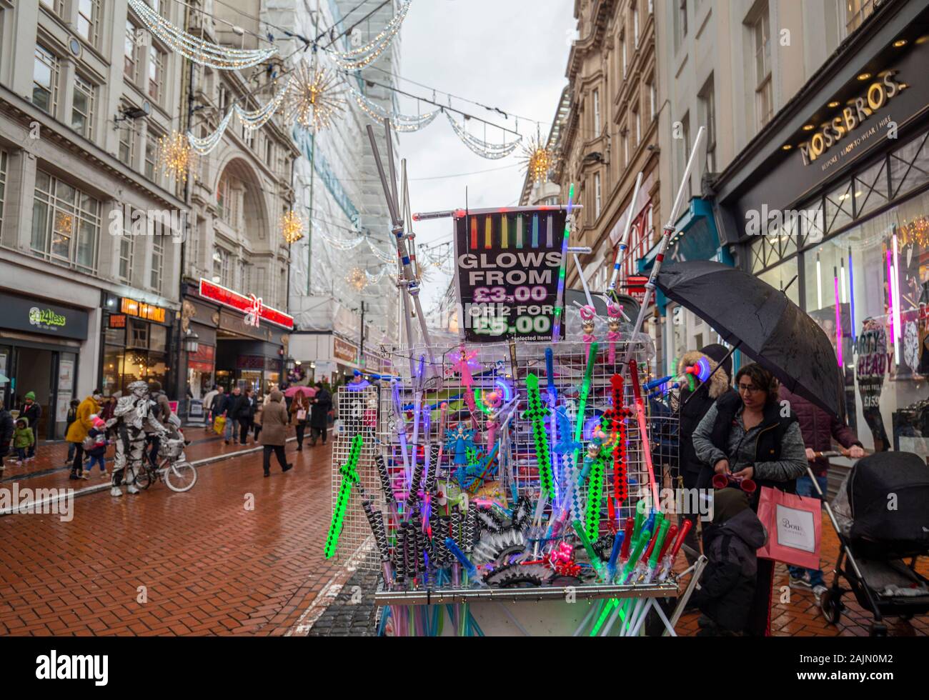 BIRMINGHAM, VEREINIGTES KÖNIGREICH - Dezember 15, 2019: Glow Spielzeug an der New Street stall während der jährlichen Weihnachten Frankfurt Markt Stockfoto