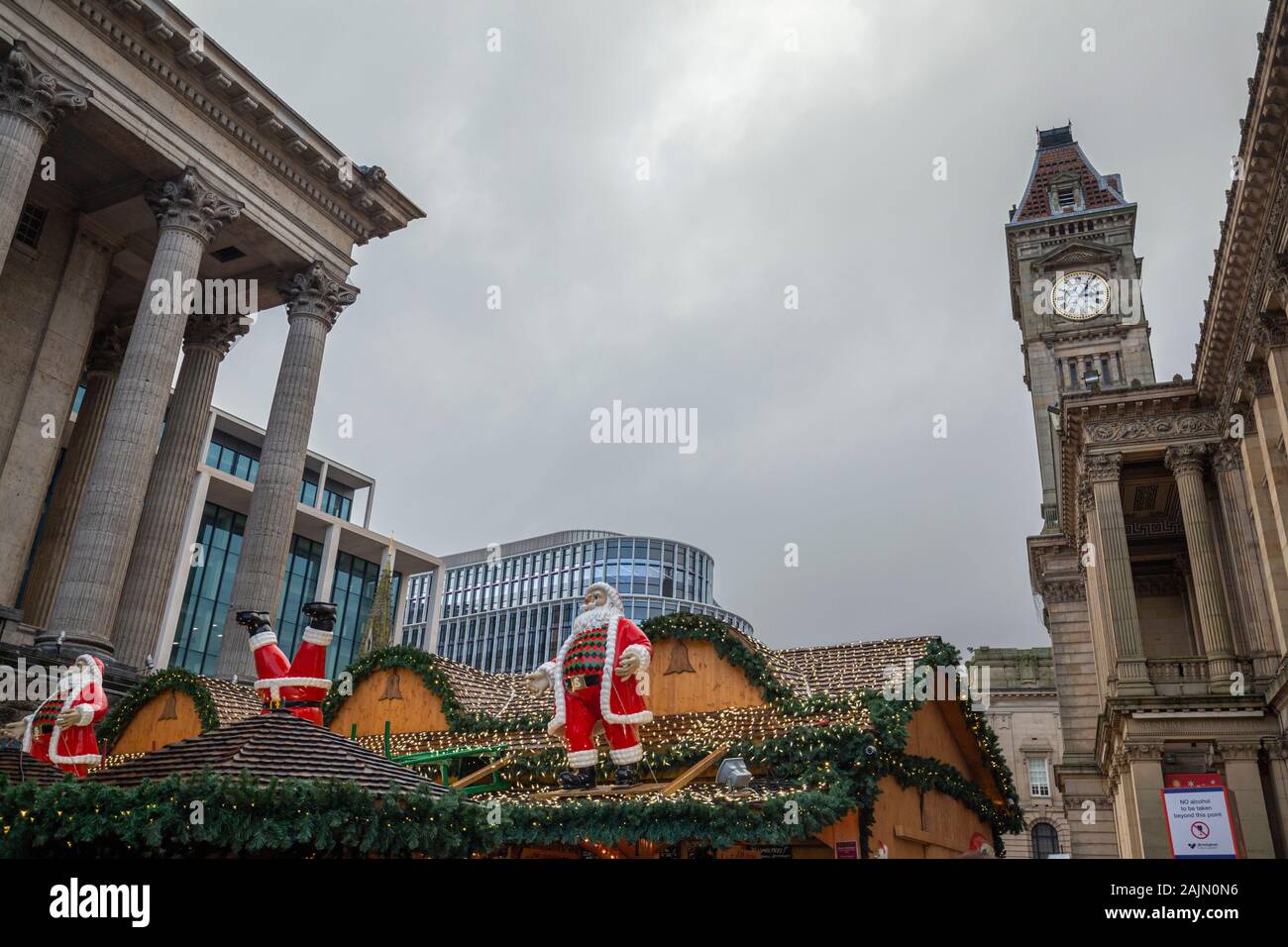 BIRMINGHAM, Großbritannien - 15 Dezember, 2019: Victoria Square trading Dach stall in festliche Dekorationen während der jährlichen Frankfurter Weihnachtsmarkt Stockfoto