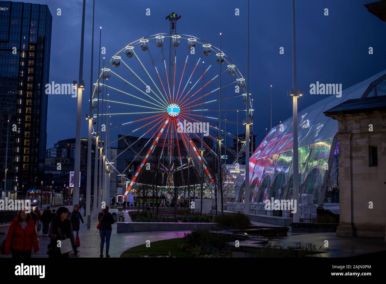 BIRMINGHAM, Großbritannien - 15 Dezember, 2019: Großes Rad fahren und Eis Ring am Centenary Square, während der jährlichen Frankfurter Weihnachtsmarkt bei Nacht Stockfoto