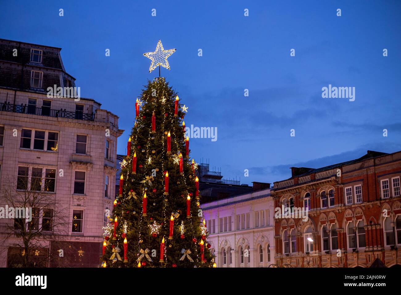 BIRMINGHAM, Großbritannien - 15 Dezember, 2019: Victoria Square Weihnachtsbaum während der jährlichen Weihnachten Fraknkfurt Markt Stockfoto
