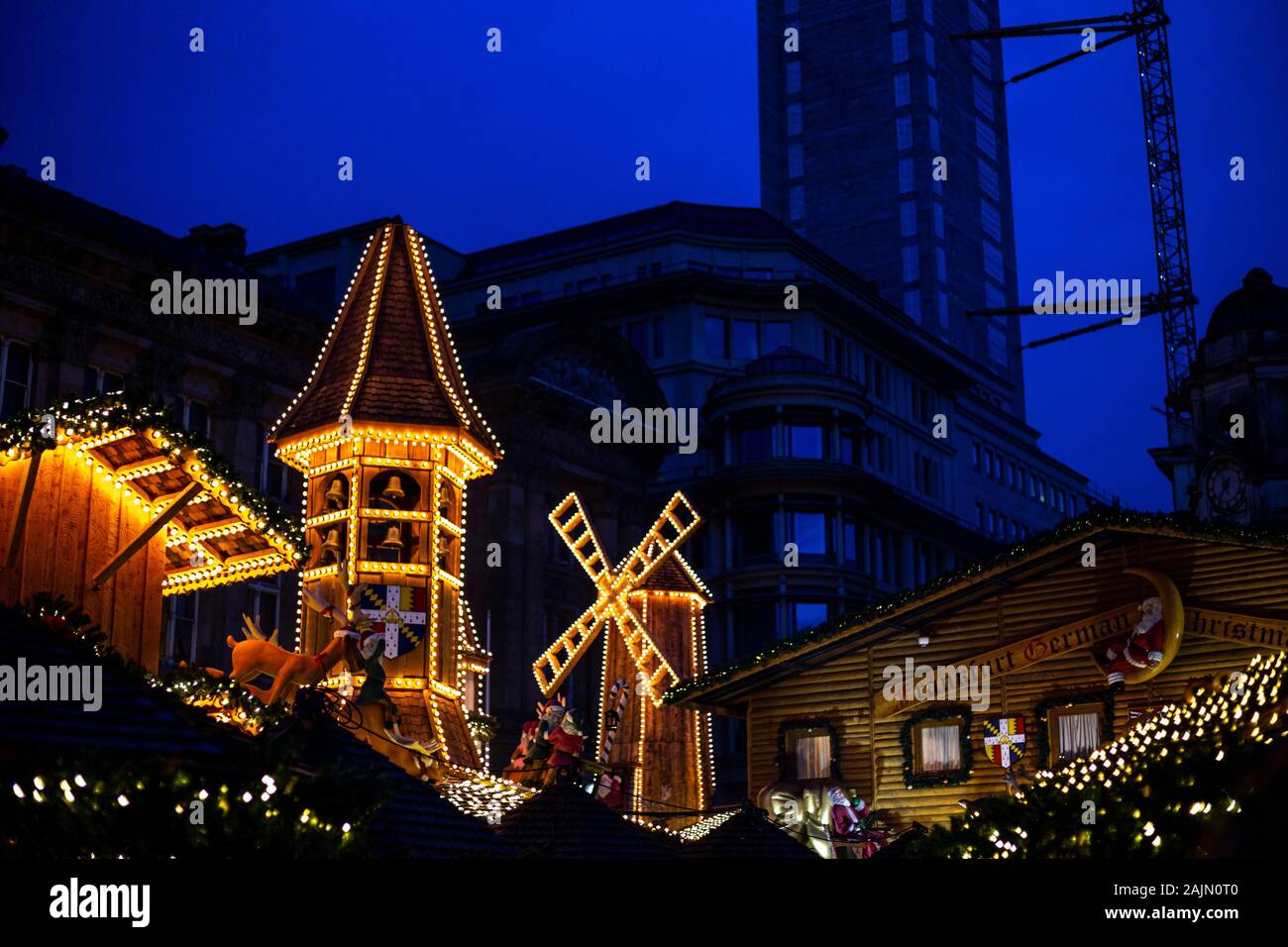 BIRMINGHAM, VEREINIGTES KÖNIGREICH - Dezember 15, 2019: Handel Marktstand gegen Gebäude und Dämmerung Himmel während der jährlichen Weihnachten Fraknkfurt Markt Stockfoto