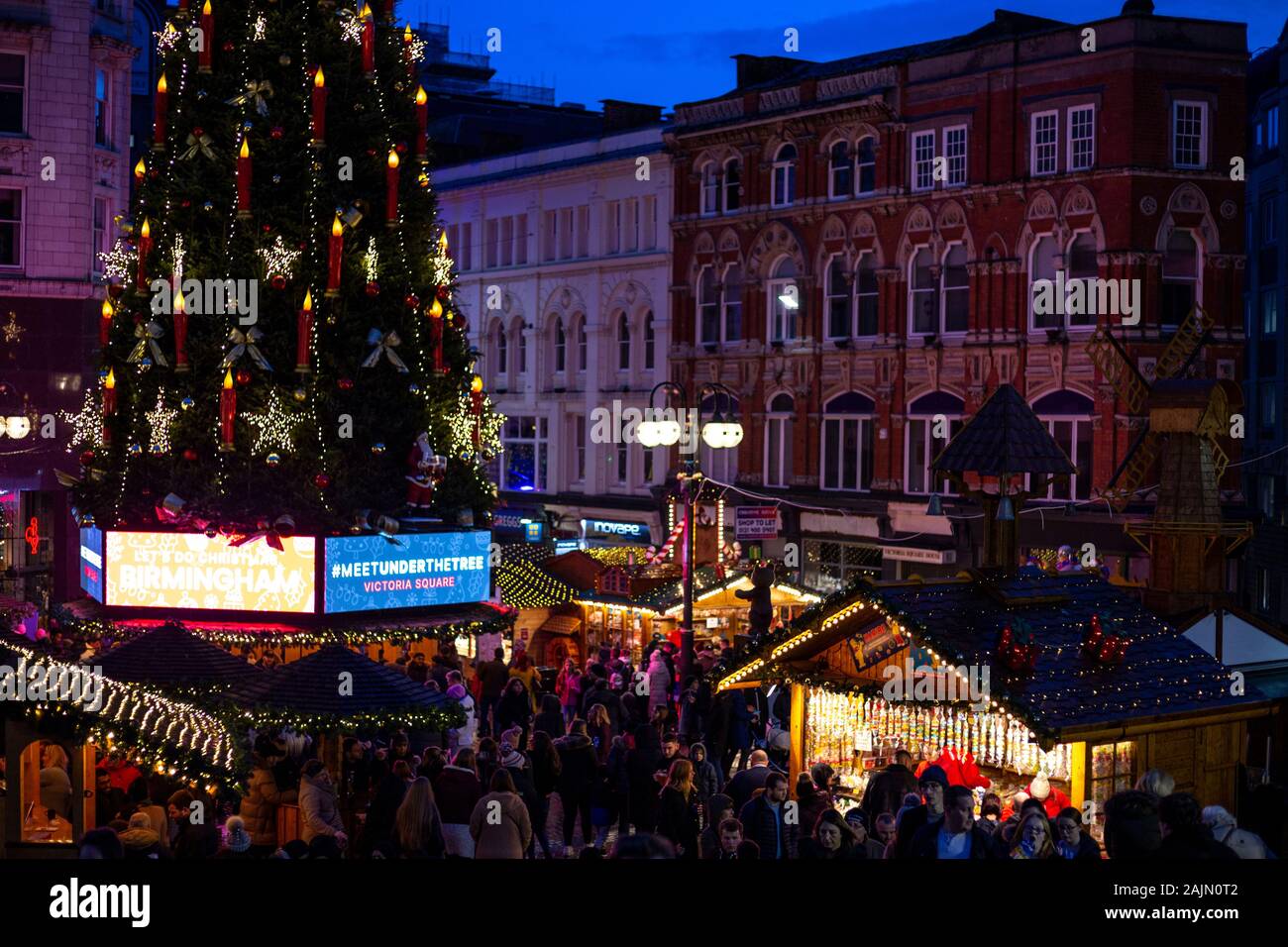 BIRMINGHAM, Großbritannien - 15 Dezember, 2019: Victoria Square Weihnachtsbaum und die umliegenden Marktstände während der jährlichen Weihnachten Fraknkfurt Markt Stockfoto