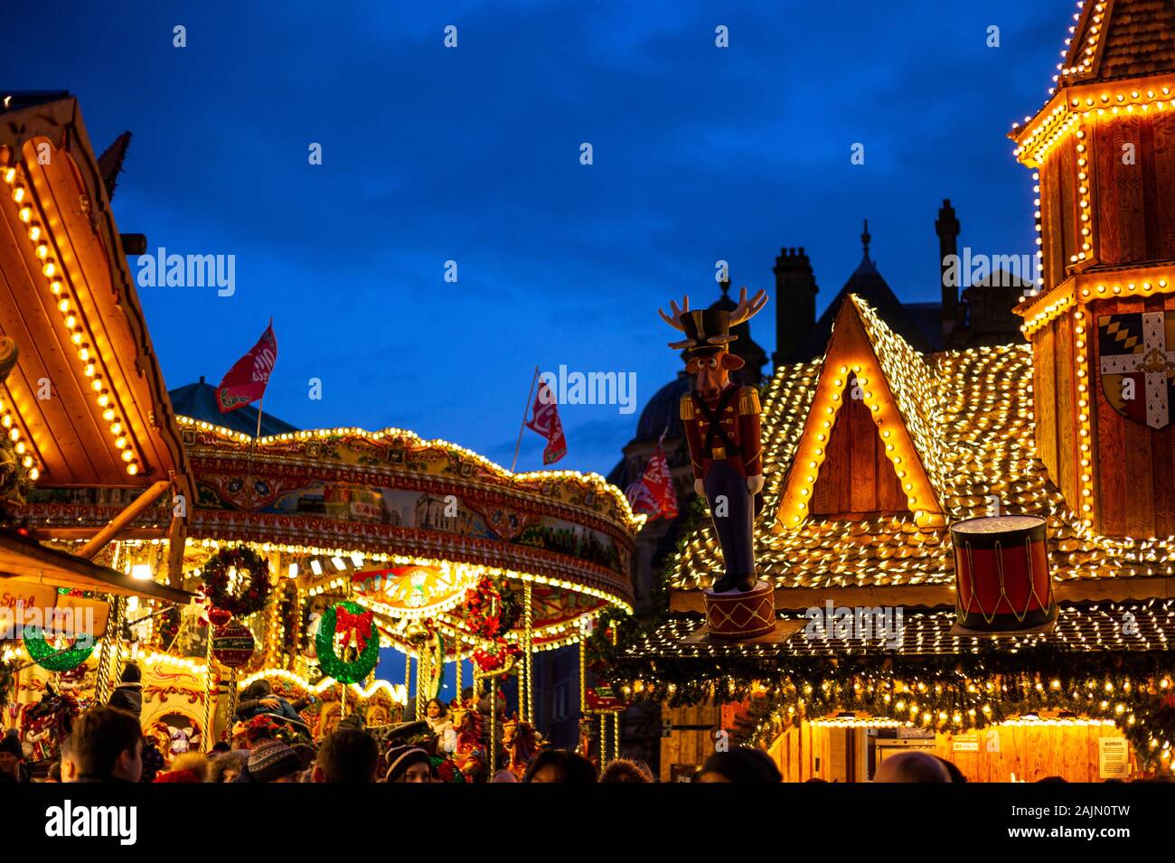 BIRMINGHAM, VEREINIGTES KÖNIGREICH - Dezember 15, 2019: Handel Marktstand Lichter am Victoria Square während der jährlichen Weihnachten Fraknkfurt Markt Stockfoto