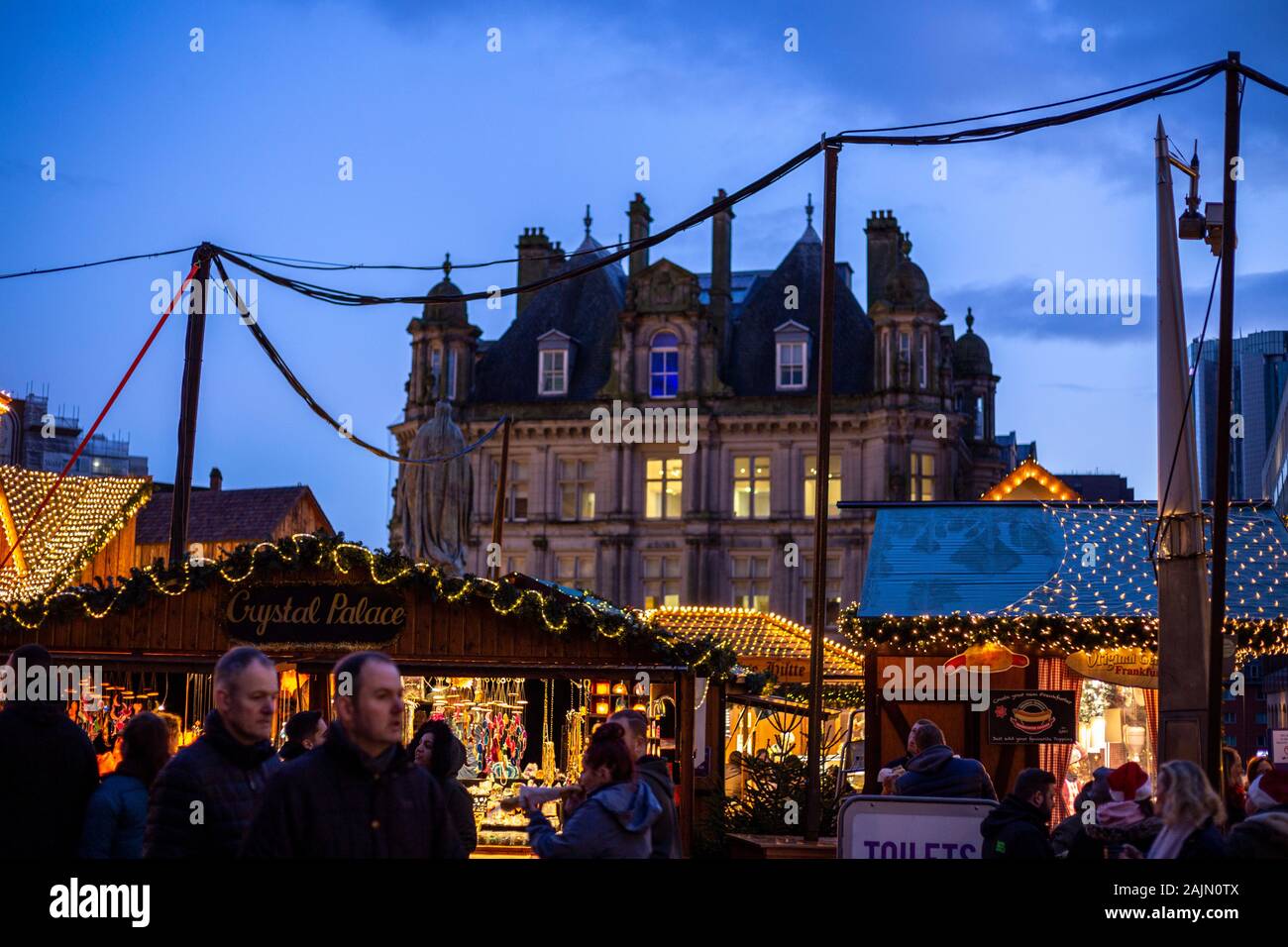 BIRMINGHAM, VEREINIGTES KÖNIGREICH - Dezember 15, 2019: Handel Marktstand Lichter am Victoria Square während der jährlichen Weihnachten Fraknkfurt Markt Stockfoto