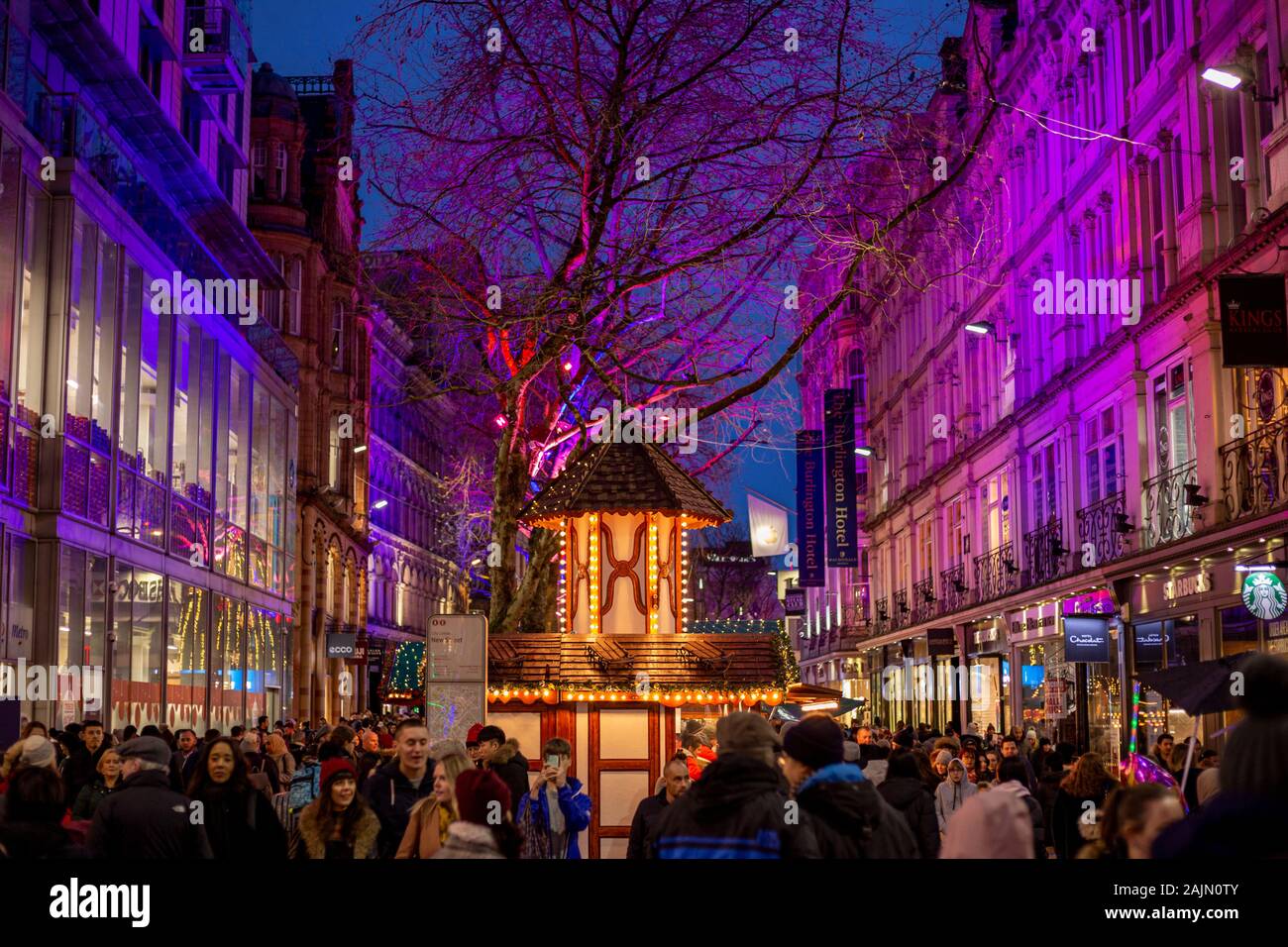 BIRMINGHAM, Großbritannien - 15 Dezember, 2019: Neue Straße in buntes Licht während der jährlichen Frankfurter Weihnachtsmarkt Stockfoto