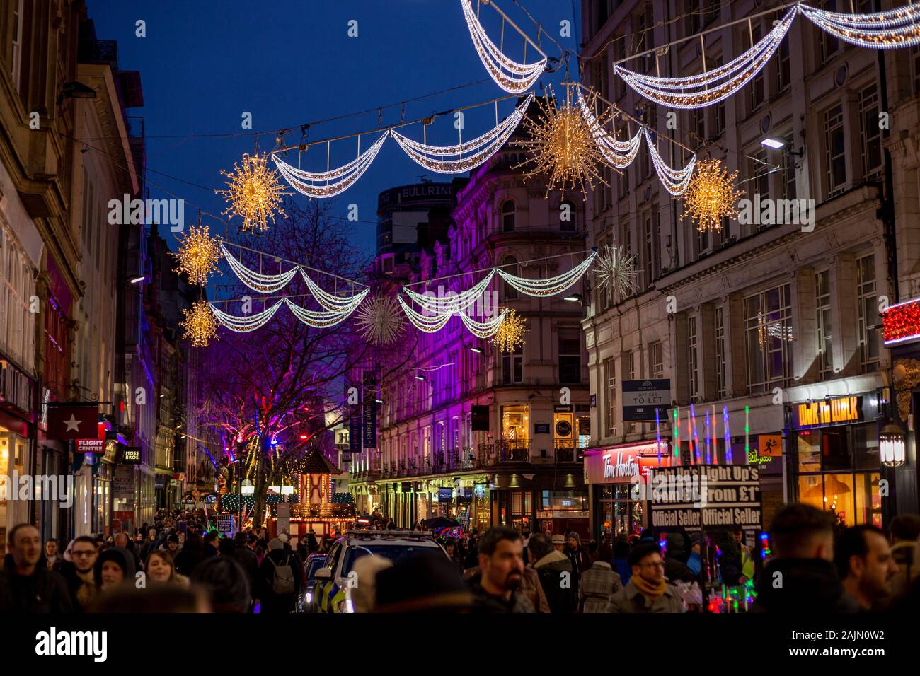 BIRMINGHAM, VEREINIGTES KÖNIGREICH - Dezember 15, 2019: Christmas street Dekorationen über neue Straße während der jährlichen Frankfurter Weihnachtsmarkt ausgesetzt Stockfoto