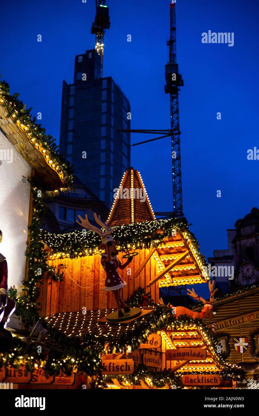 BIRMINGHAM, VEREINIGTES KÖNIGREICH - Dezember 15, 2019: Handel Marktstand gegen hohen Gebäuden und Dämmerung Himmel während der jährlichen Weihnachten Fraknkfurt Markt Stockfoto