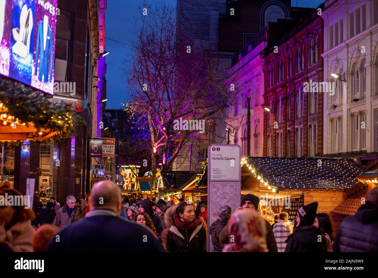 BIRMINGHAM, VEREINIGTES KÖNIGREICH - Dezember 15, 2019: Handel Marktstände am Victoria Square während der jährlichen Weihnachten Fraknkfurt Markt Stockfoto