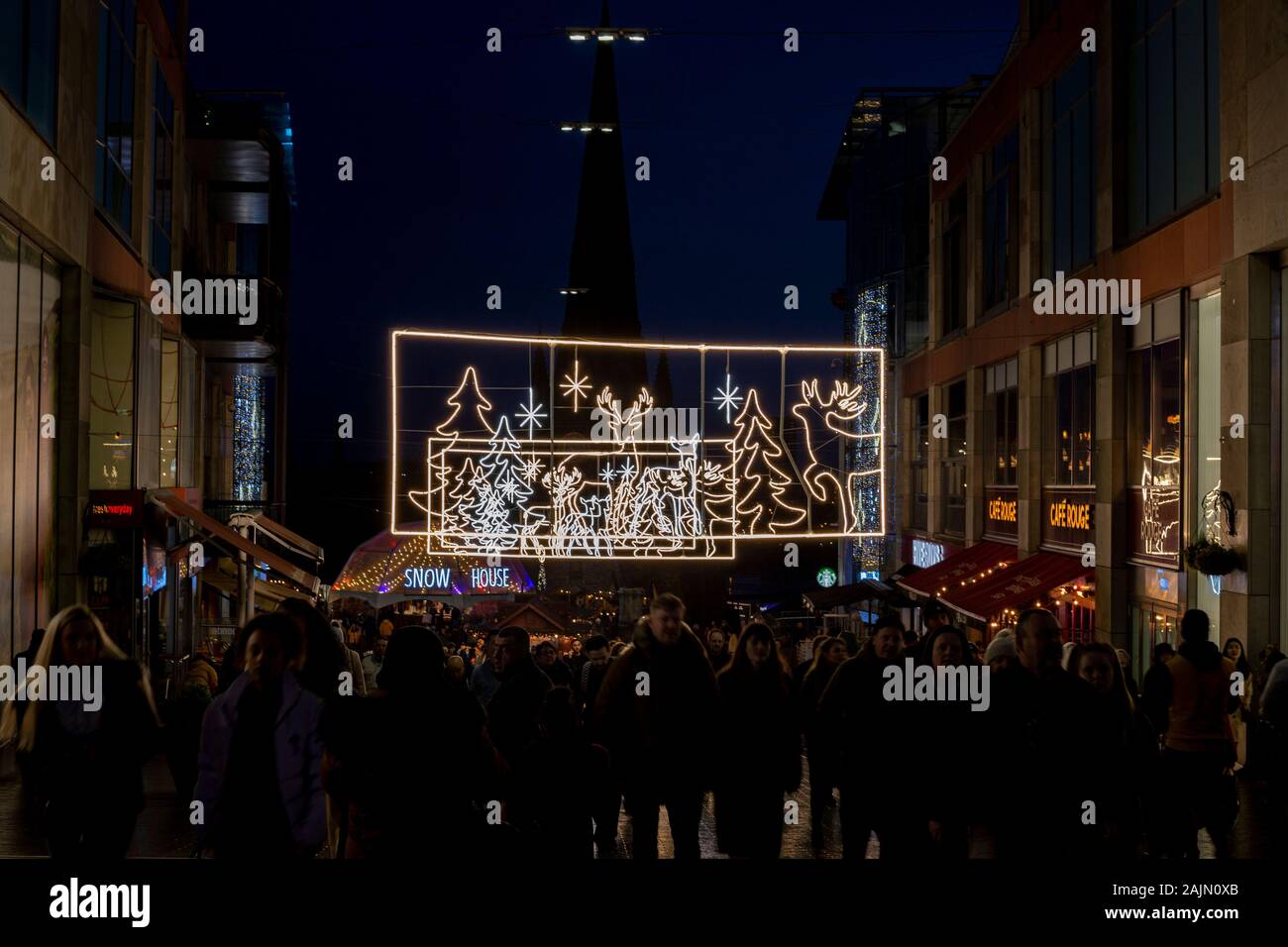 BIRMINGHAM, Großbritannien - 15 Dezember, 2019: Weihnachtsschmuck über St Martin's während der jährlichen Weihnachten Frankfurt Markt Spaziergang bei Nacht Stockfoto