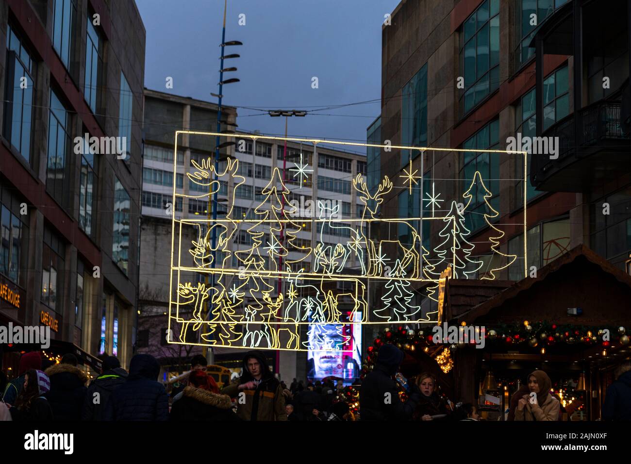 BIRMINGHAM, Großbritannien - 15 Dezember, 2019: Weihnachtsschmuck über St Martin's während der jährlichen Weihnachten Frankfurt Markt Ereignis gehen Stockfoto