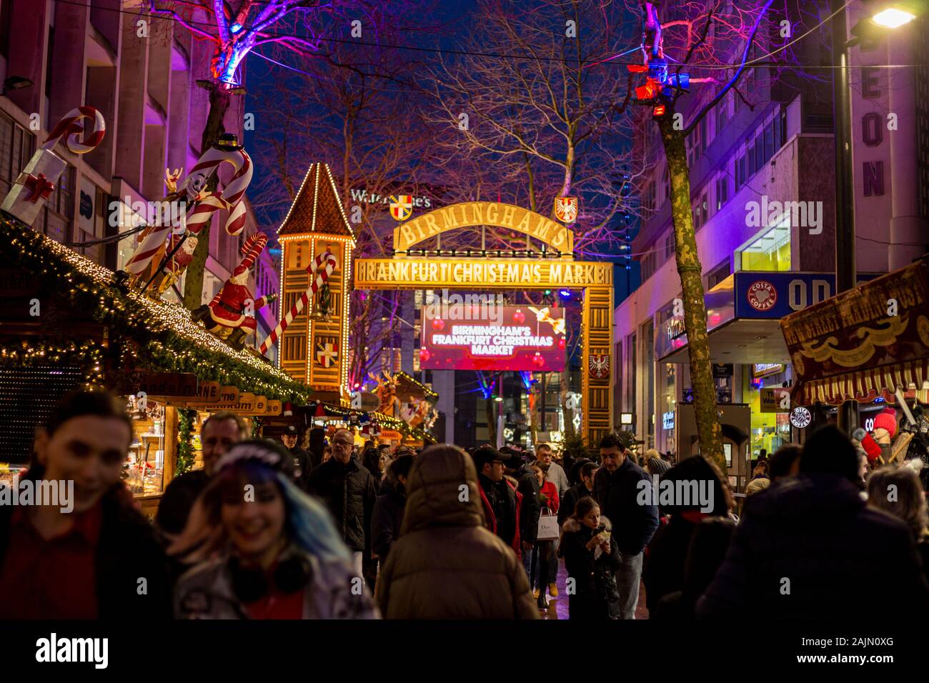 BIRMINGHAM, VEREINIGTES KÖNIGREICH - Dezember 15, 2019: Blick über neue Straße bei Nacht während der jährlichen Frankfurter Weihnachtsmarkt Stockfoto