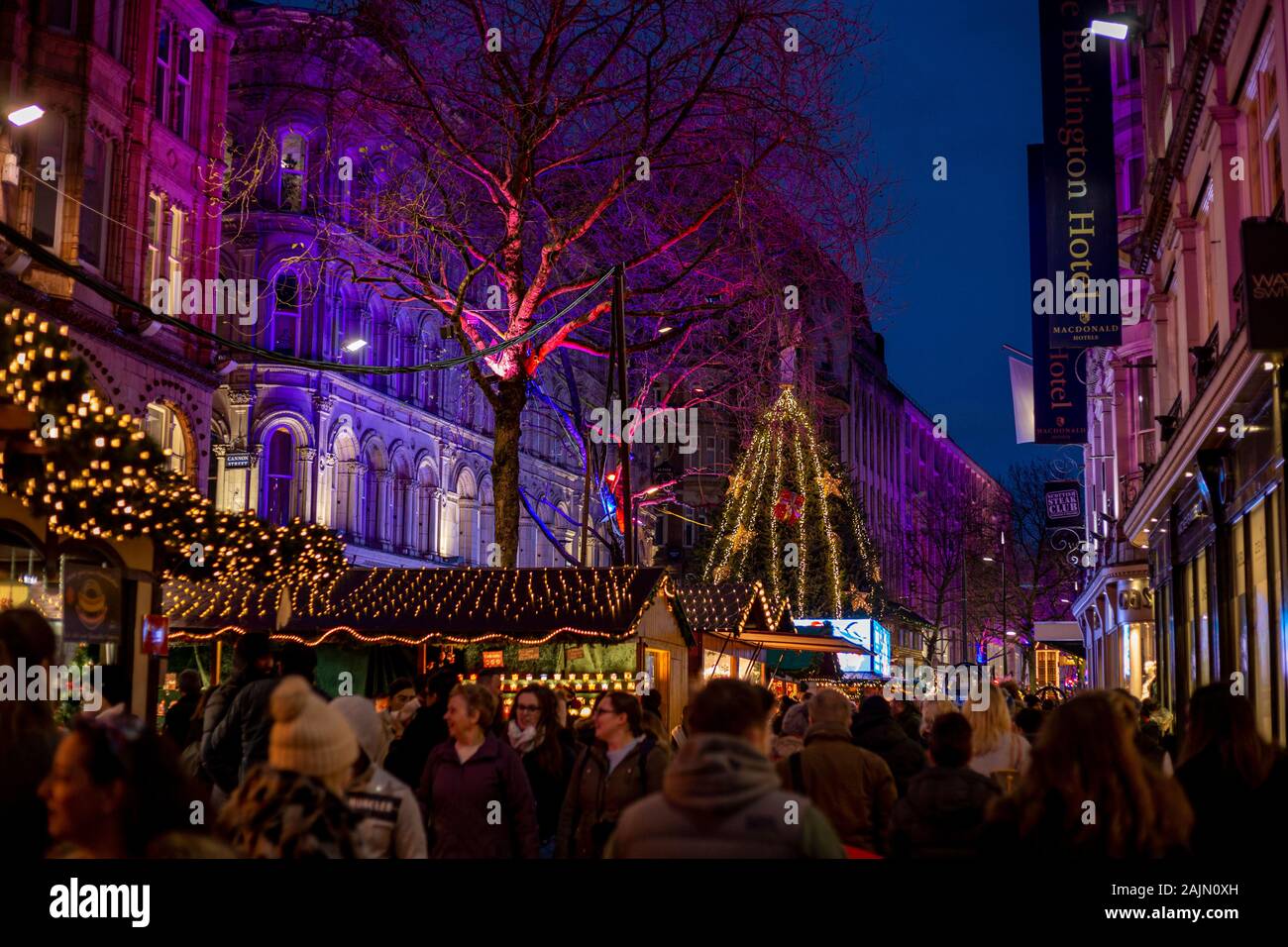 BIRMINGHAM, Großbritannien - 15 Dezember, 2019: Weihnachtsdekorationen entlang der Neuen Straße während der jährlichen Frankfurter Weihnachtsmarkt Stockfoto