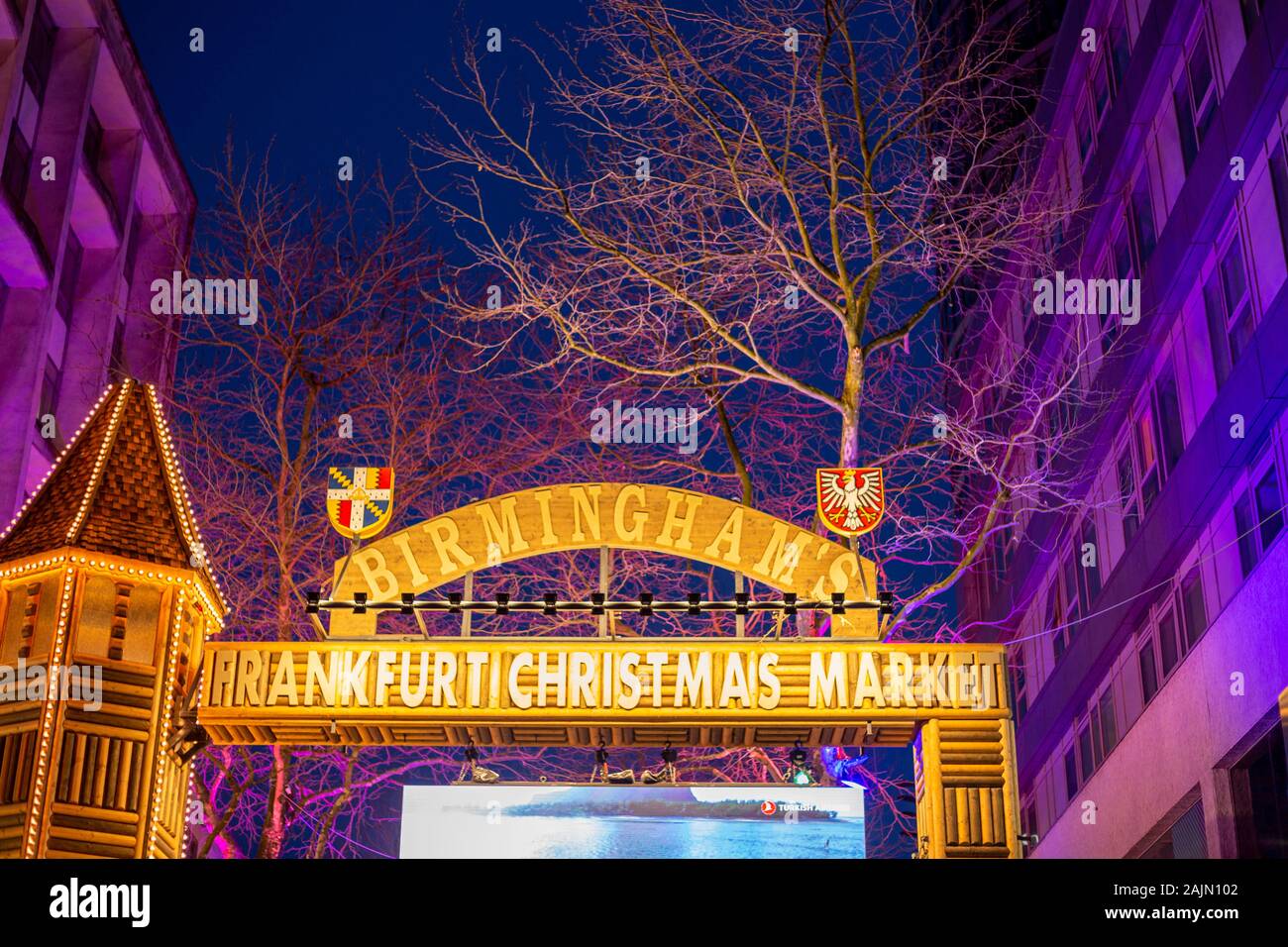 BIRMINGHAM, Großbritannien - 15 Dezember, 2019: Detail der Haupteingang der Frankfurter Weihnachtsmarkt bei Nacht Stockfoto