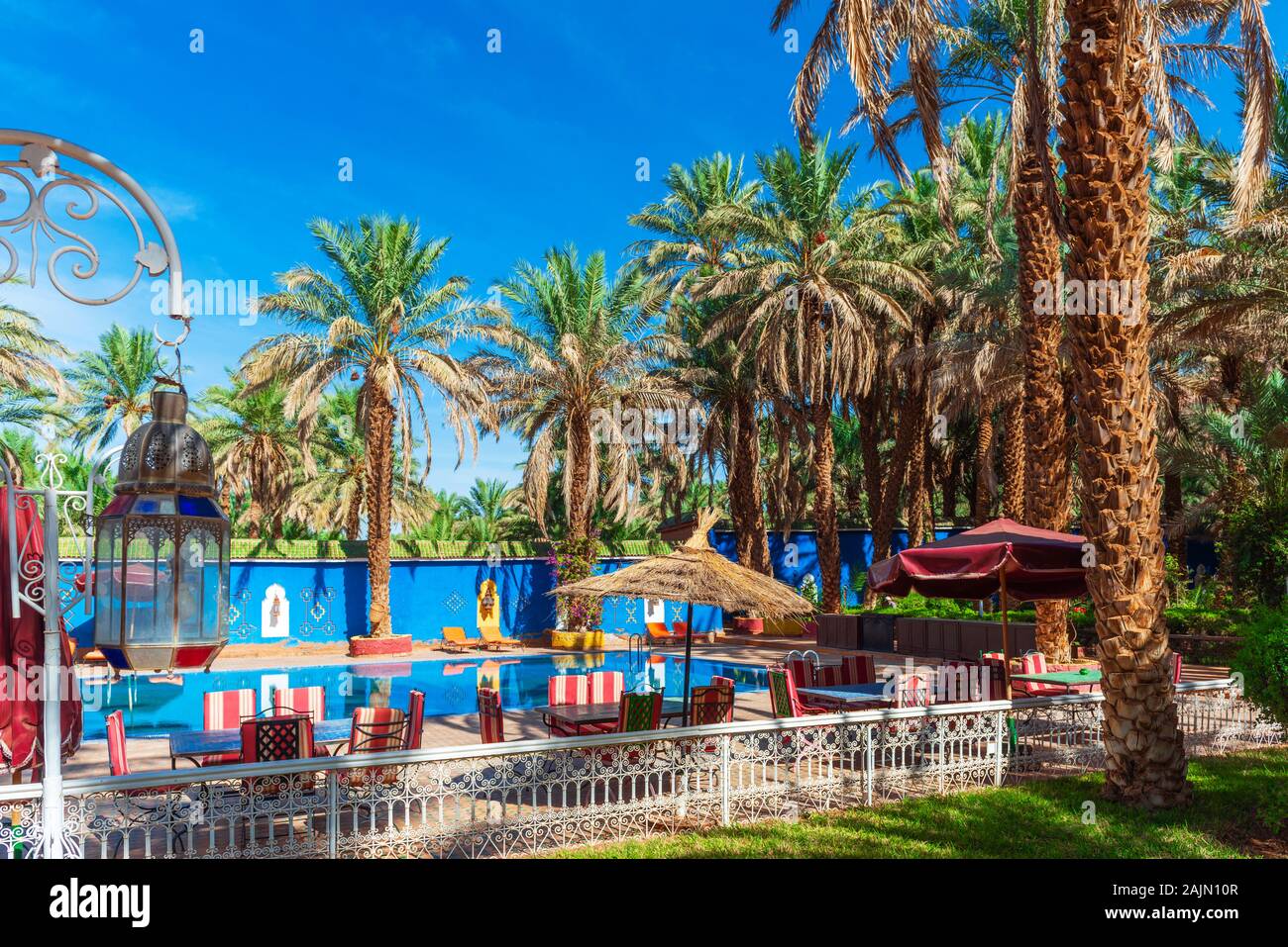 ZAGORA, MAROKKO - November 12, 2019: Pool im Riad Dar Sofian Hotel Stockfoto