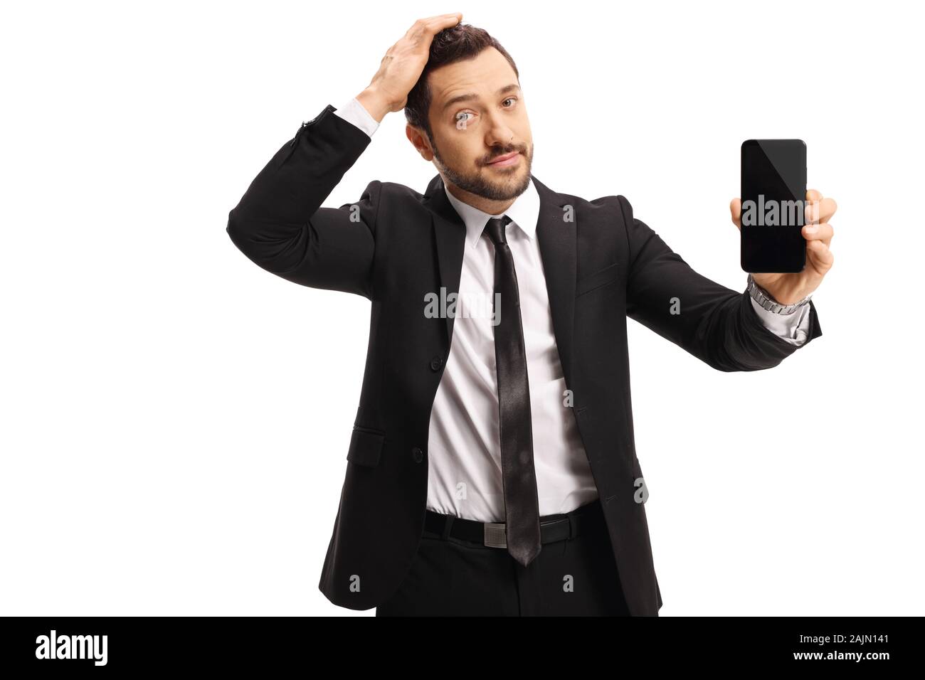 Unglücklich Geschäftsmann hielt seinen Kopf und zeigt ein Mobiltelefon auf weißem Hintergrund Stockfoto