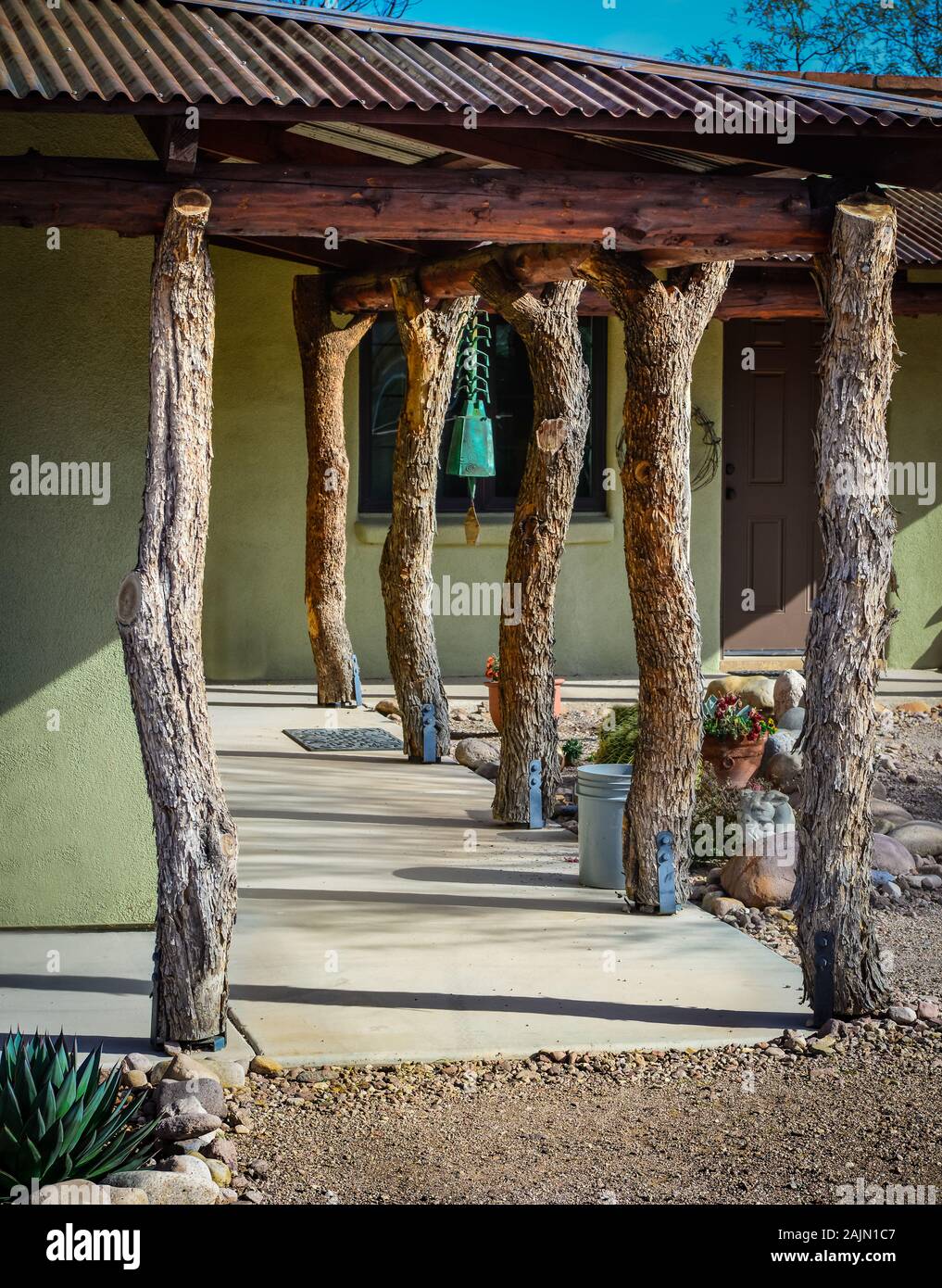 Eine skurrile und rustikalem Design für Bäume Amtsleitungen mit Rinde als Unterstützung Spalten für ein Portal zu einem Wohnsitz im Artisan Stadt TUBAC, AZ, USA Stockfoto