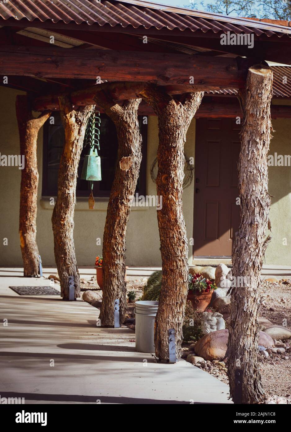 Eine skurrile und rustikalem Design für Bäume in Rinde als Unterstützung Spalten für ein Portal zu einem Wohnsitz im Artisan Stadt TUBAC, AZ, USA Stockfoto