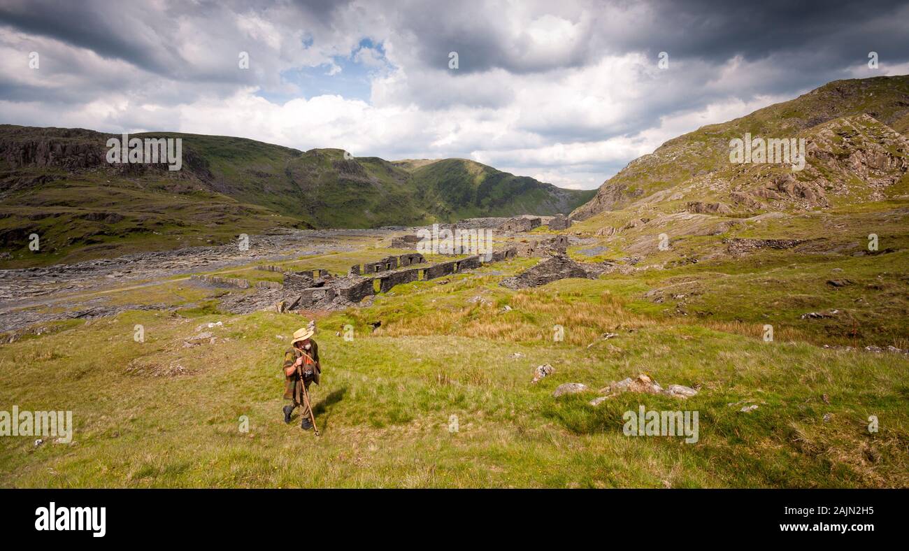 Wandern rund um die Ruinen des Schieferbergbaues arbeitet bei Cwmorthin im moelwyn Berge von Snowdonia, Wales. Stockfoto