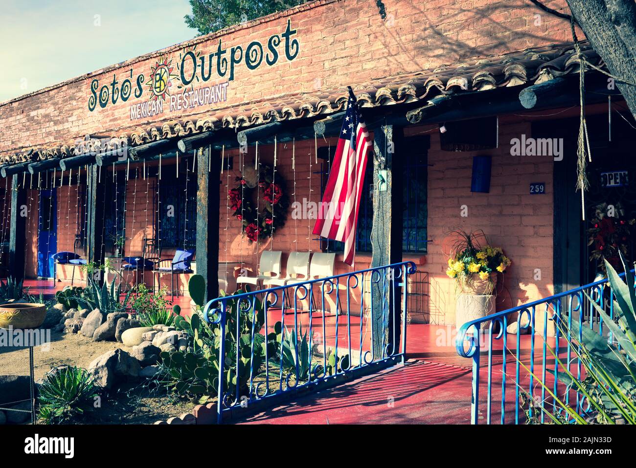 Ein charmantes altes Adobe Gebäude mit Veranda und Kakteen Garten häuser Soto's Outpost mexikanische Restaurant im Artisan Stadt TUBAC, AZ, USA Stockfoto