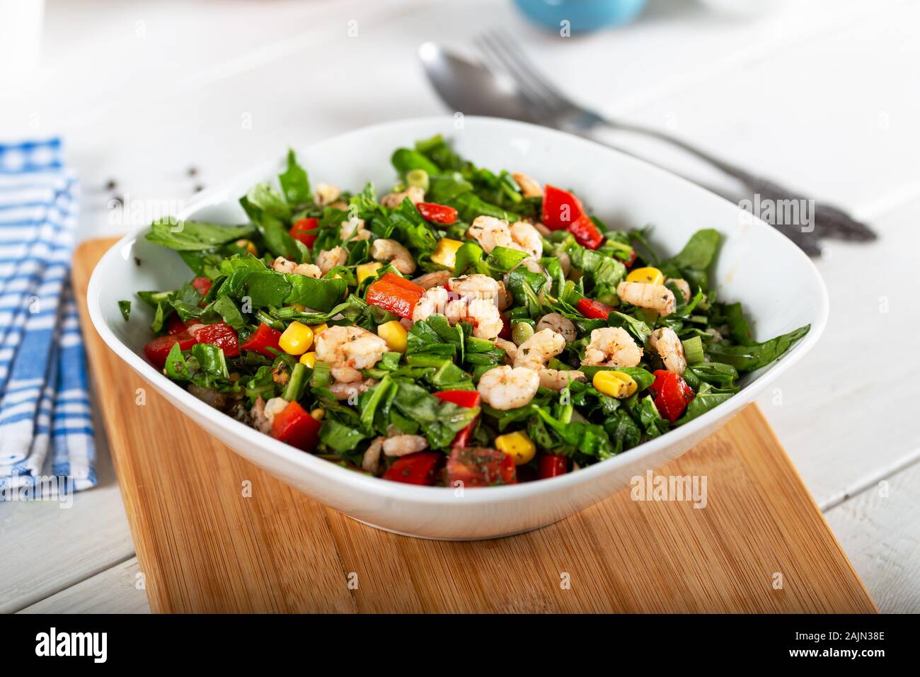 Salat mit Tintenringen. Salat mit Meeresfrüchten. Stockfoto