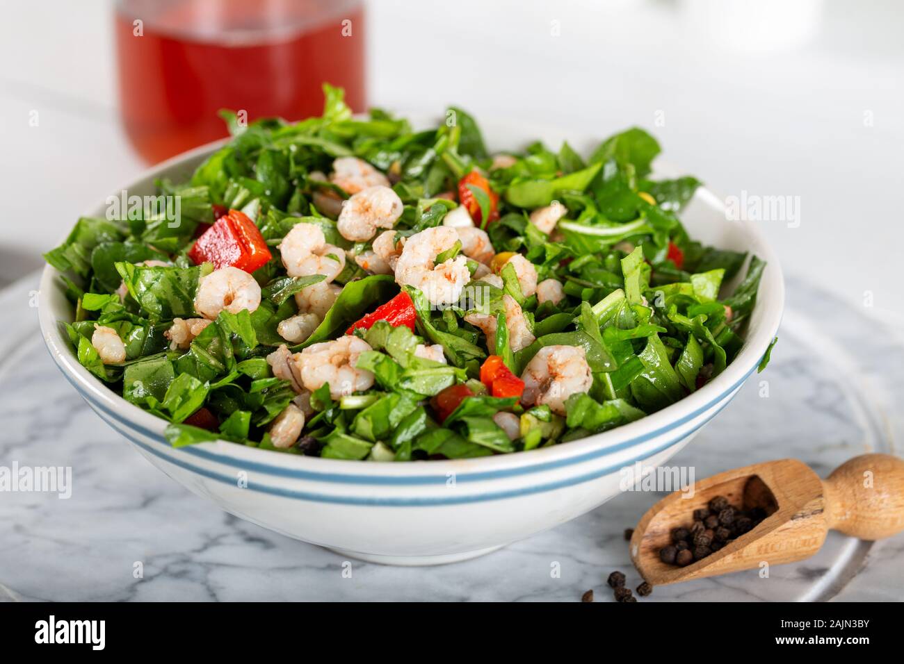 Salat mit Tintenringen. Salat mit Meeresfrüchten. Stockfoto