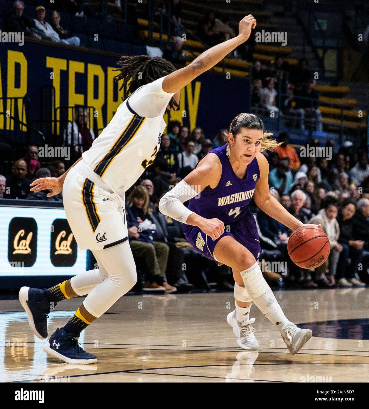 Berkeley, CA USA 03 Jan, 2020. A. in Washington Schlittenhunde guard Amber Melgoza (4) Laufwerke mit dem Warenkorb bei Basketball Spiel NCAA Frauen zwischen Washington Schlittenhunde und den Kalifornien goldenen Bären 67-64 Gewinn an Hass Pavillon Berkeley Calif Thurman James/CSM/Alamy leben Nachrichten Stockfoto