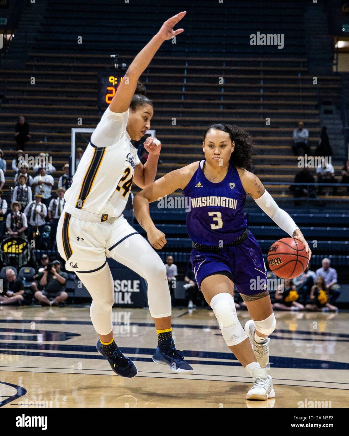 Berkeley, CA USA 03 Jan, 2020. A. in Washington Schlittenhunde vorwärts Mai-Loni Henson (3) Laufwerke mit dem Warenkorb bei Basketball Spiel NCAA Frauen zwischen Washington Schlittenhunde und den Kalifornien goldenen Bären 67-64 Gewinn an Hass Pavillon Berkeley Calif Thurman James/CSM/Alamy leben Nachrichten Stockfoto