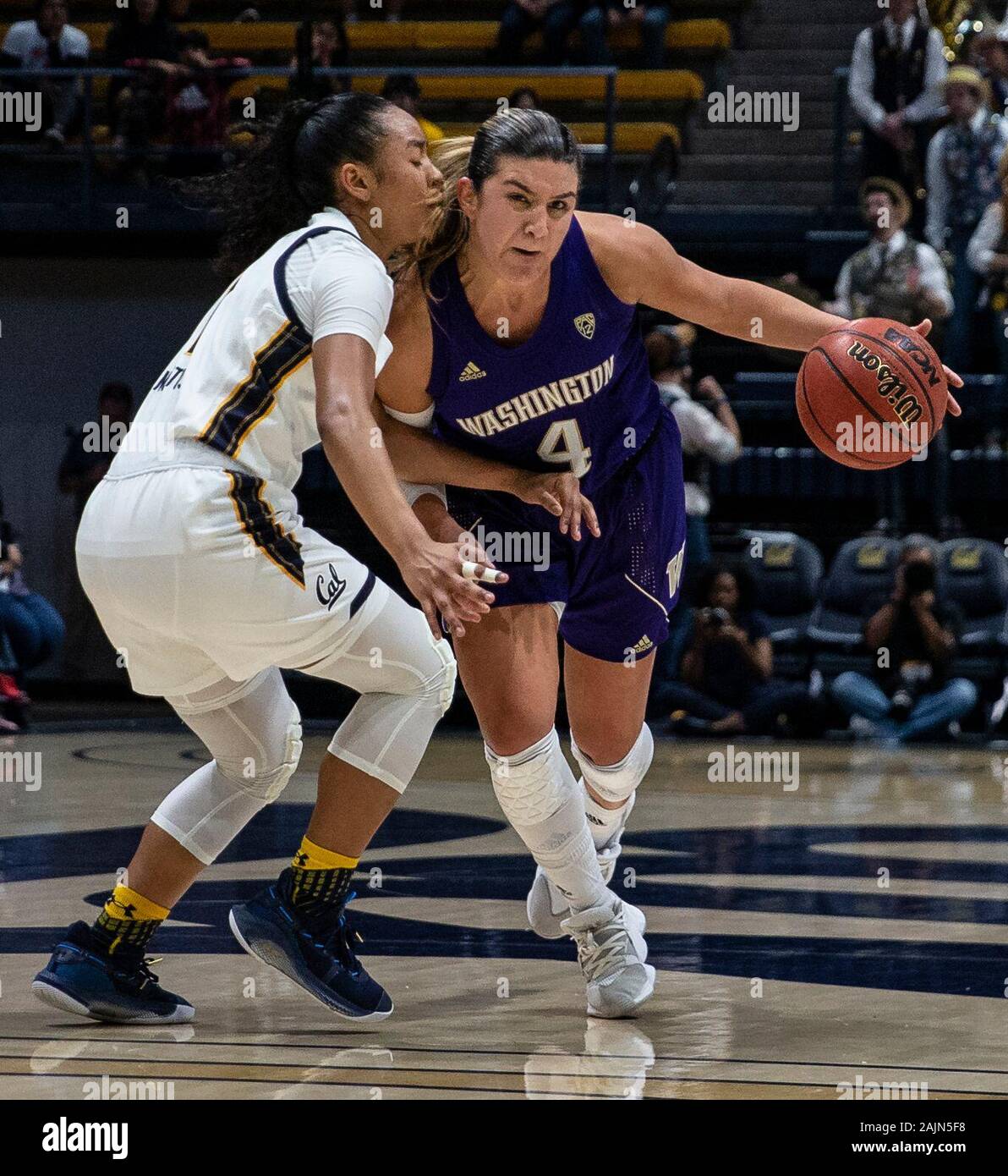 Berkeley, CA USA 03 Jan, 2020. A. in Washington Schlittenhunde guard Amber Melgoza (4) Laufwerke mit dem Warenkorb bei Basketball Spiel NCAA Frauen zwischen Washington Schlittenhunde und den Kalifornien goldenen Bären 67-64 Gewinn an Hass Pavillon Berkeley Calif Thurman James/CSM/Alamy leben Nachrichten Stockfoto