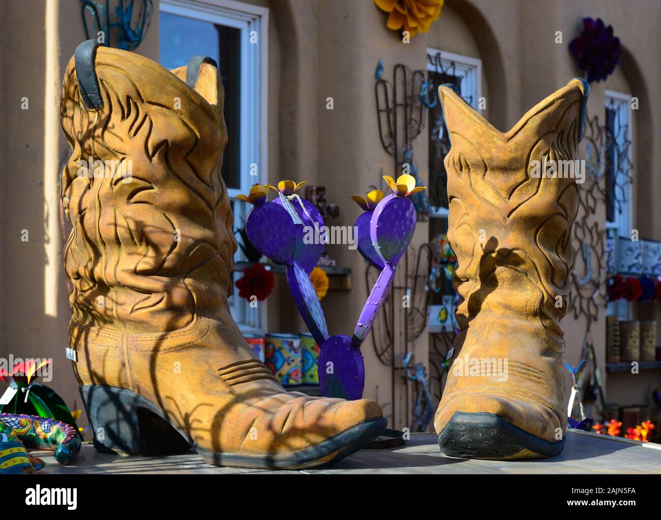 Ein geformtes Paar Ton cowboys Boots, angepasst an wie Leder getragen, in eine Kunstgalerie in der Artisan Stadt TUBAC, AZ, USA Stockfoto