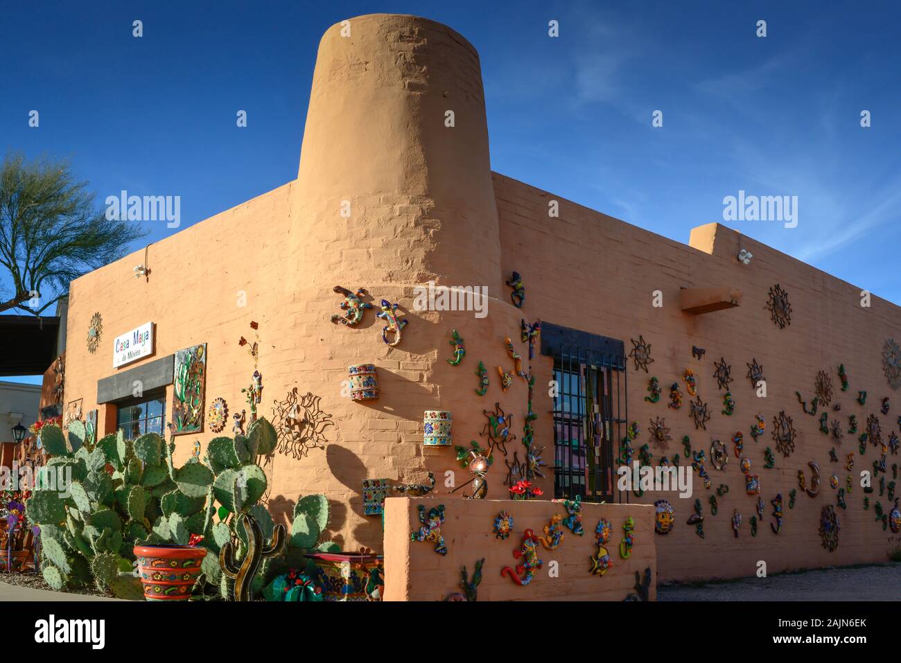 Eine riesige Sammlung von Keramik Kunst der mexikanischen Themen zum Verkauf angeboten im Casa Maya de Mexico, auf alten Adobe Gebäude, TUBAC, AZ, USA Stockfoto