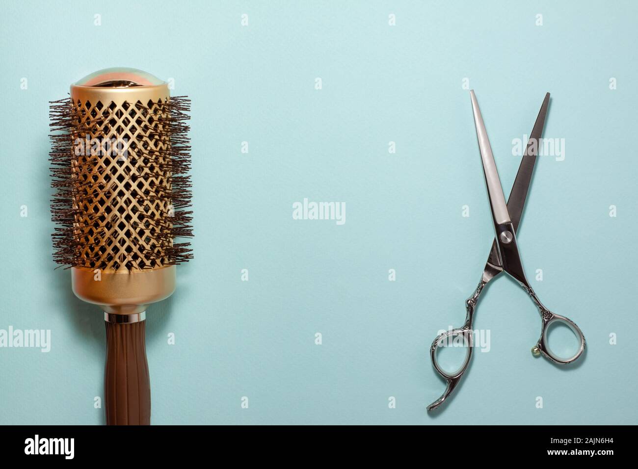 Ansicht von oben flach von professionellen Haar Schere, gold Haar Bürste für das Styling. Friseur Salon Ausrüstung Konzept, Premium Set. Stockfoto