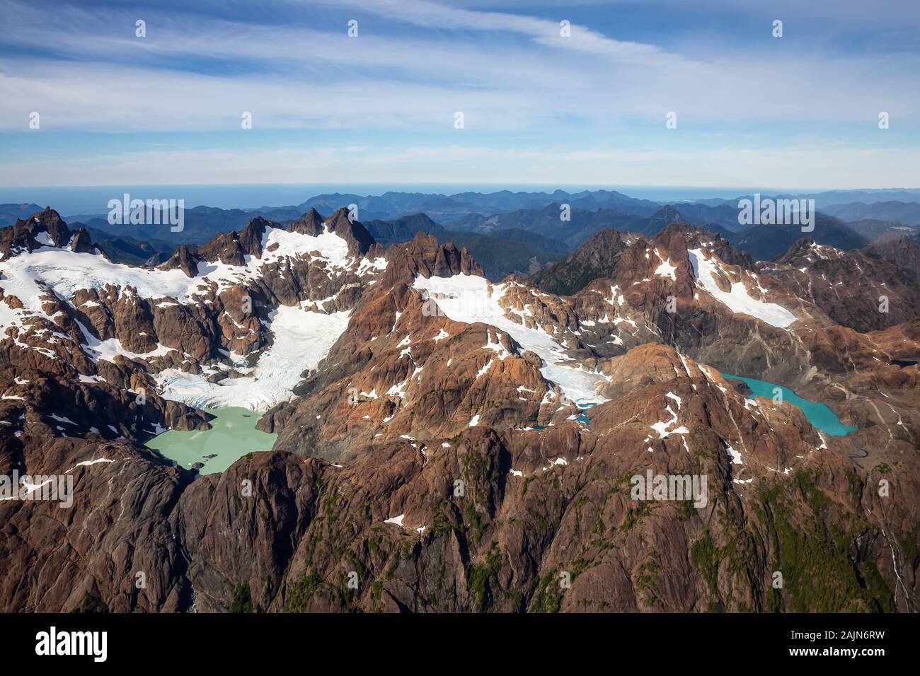 Luftaufnahme der schroffen Berge mit bunten Glacier Lake Stockfoto