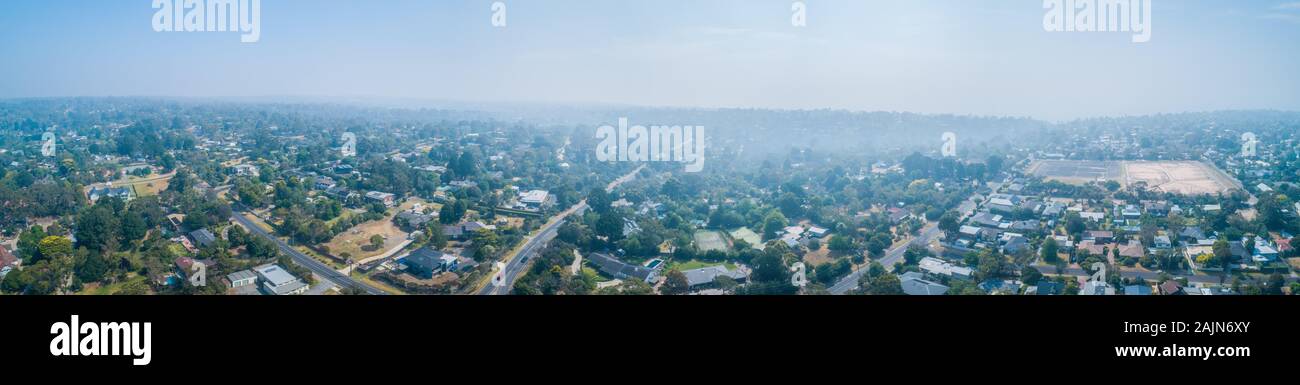 Bush Feuer Rauch deckt vorstädtischen Gebieten in Melbourne - große Antenne panorama Stockfoto