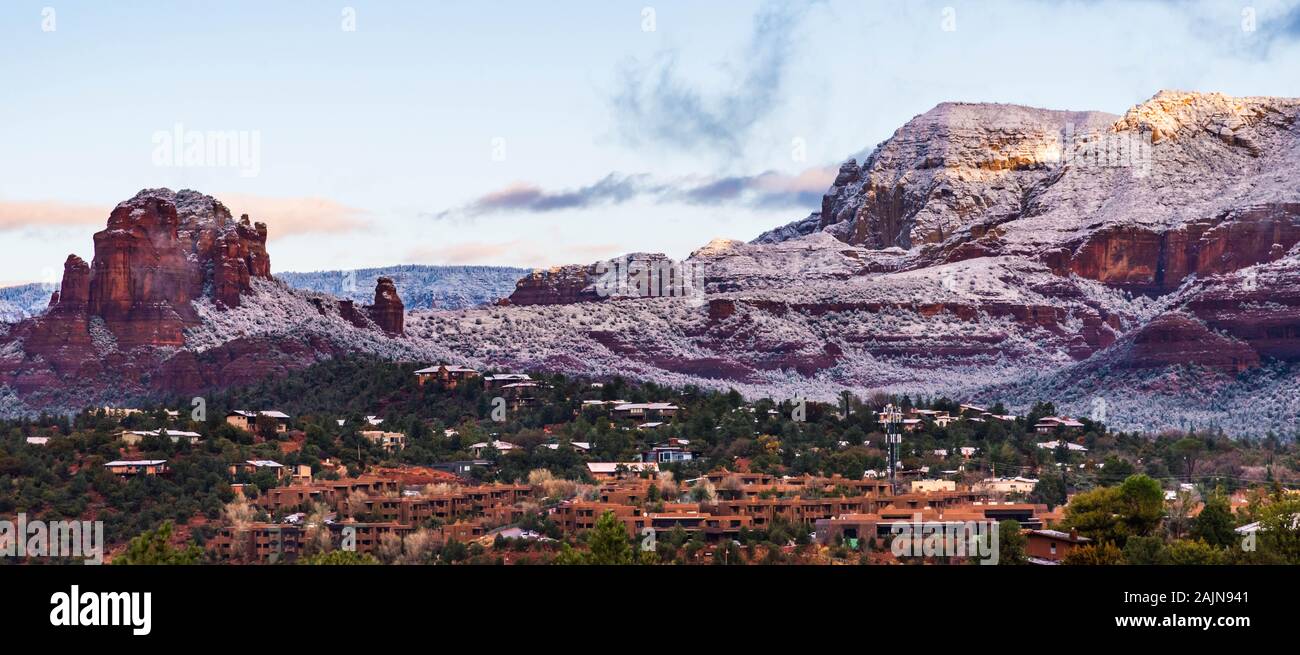 Top Aussicht auf Downtown Sedona, Arizona, auf einen Winter mit Schnee sunrise Red Rocks bedeckt. Ansicht der kundenspezifischen Häuser, Eigentumswohnungen, unternehmen. Stockfoto