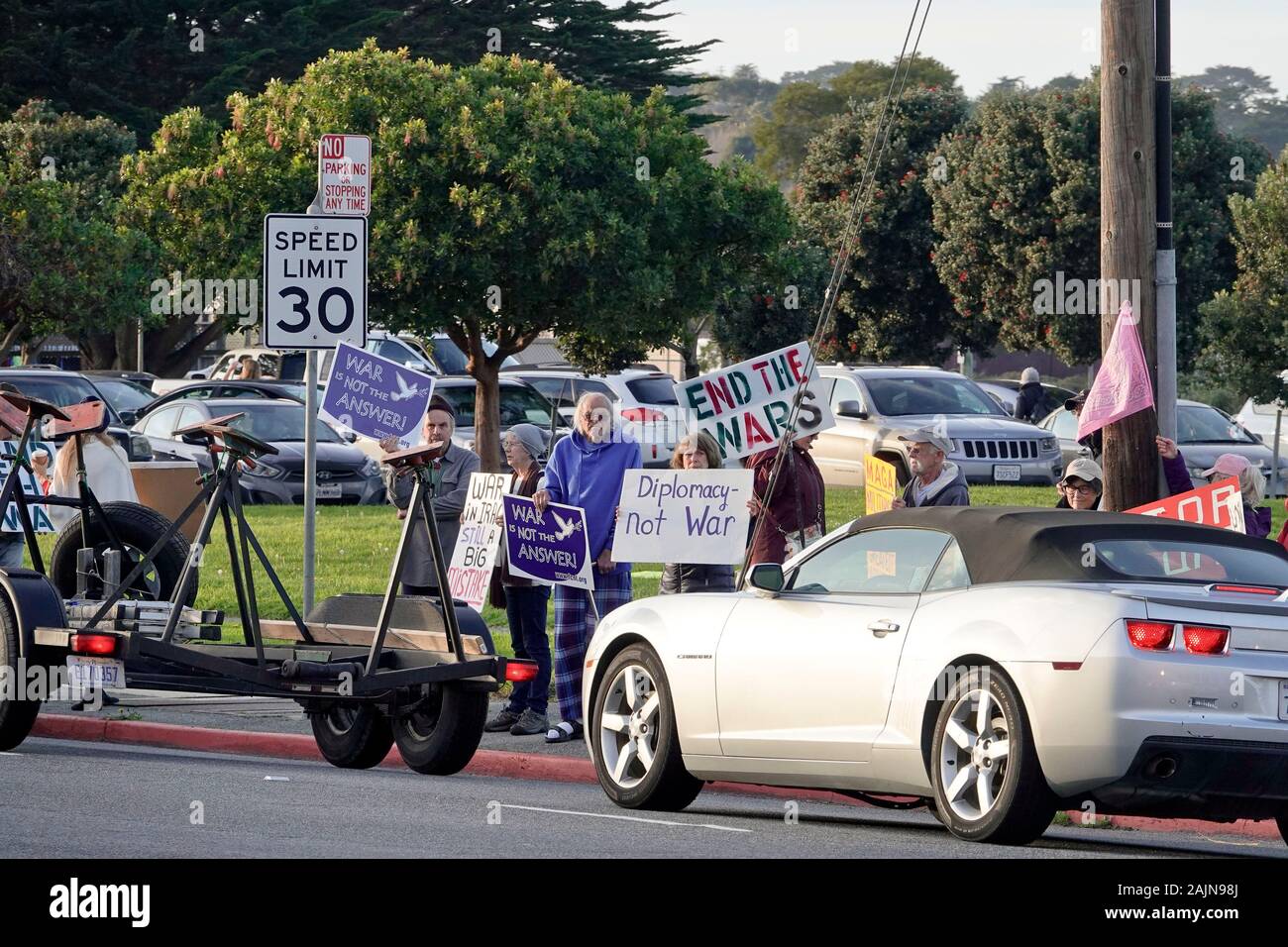 Monterey, Kalifornien, USA - 4. Januar 2020 Demonstartors auf der Beach Road in der Nähe von Fishermans Wharf montiert, in historischen Monterey, Protest gegen Präsident des Trump Attentats von Irans Kriegsherr, Qasem Soleimani und die möglichen Zahnflankenspiel zu kommen Stockfoto