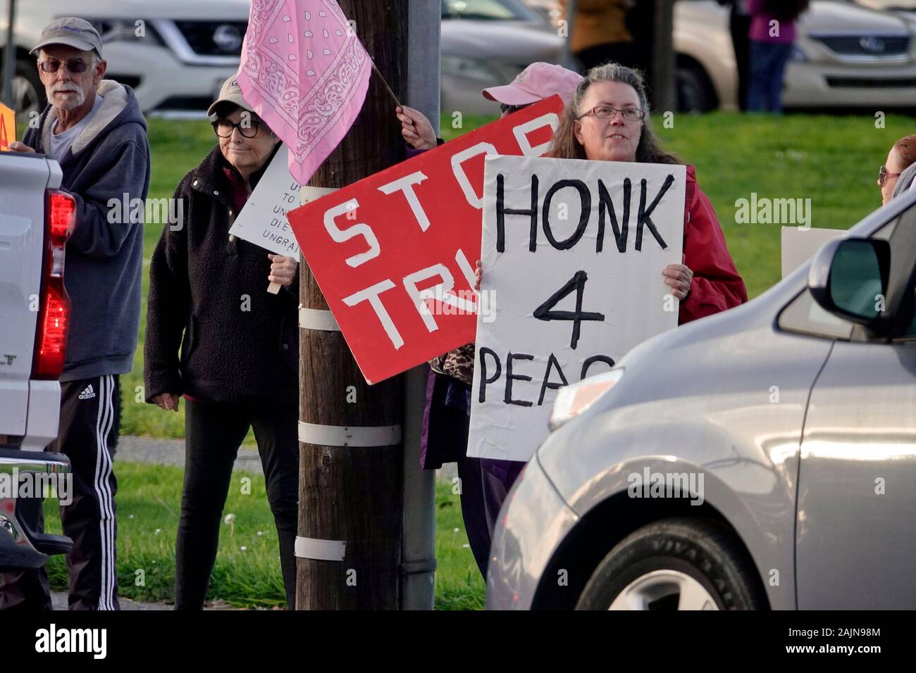 Monterey, Kalifornien, USA - 4. Januar 2020 Demonstartors auf der Beach Road in der Nähe von Fishermans Wharf montiert, in historischen Monterey, Protest gegen Präsident des Trump Attentats von Irans Kriegsherr, Qasem Soleimani und die möglichen Zahnflankenspiel zu kommen Stockfoto