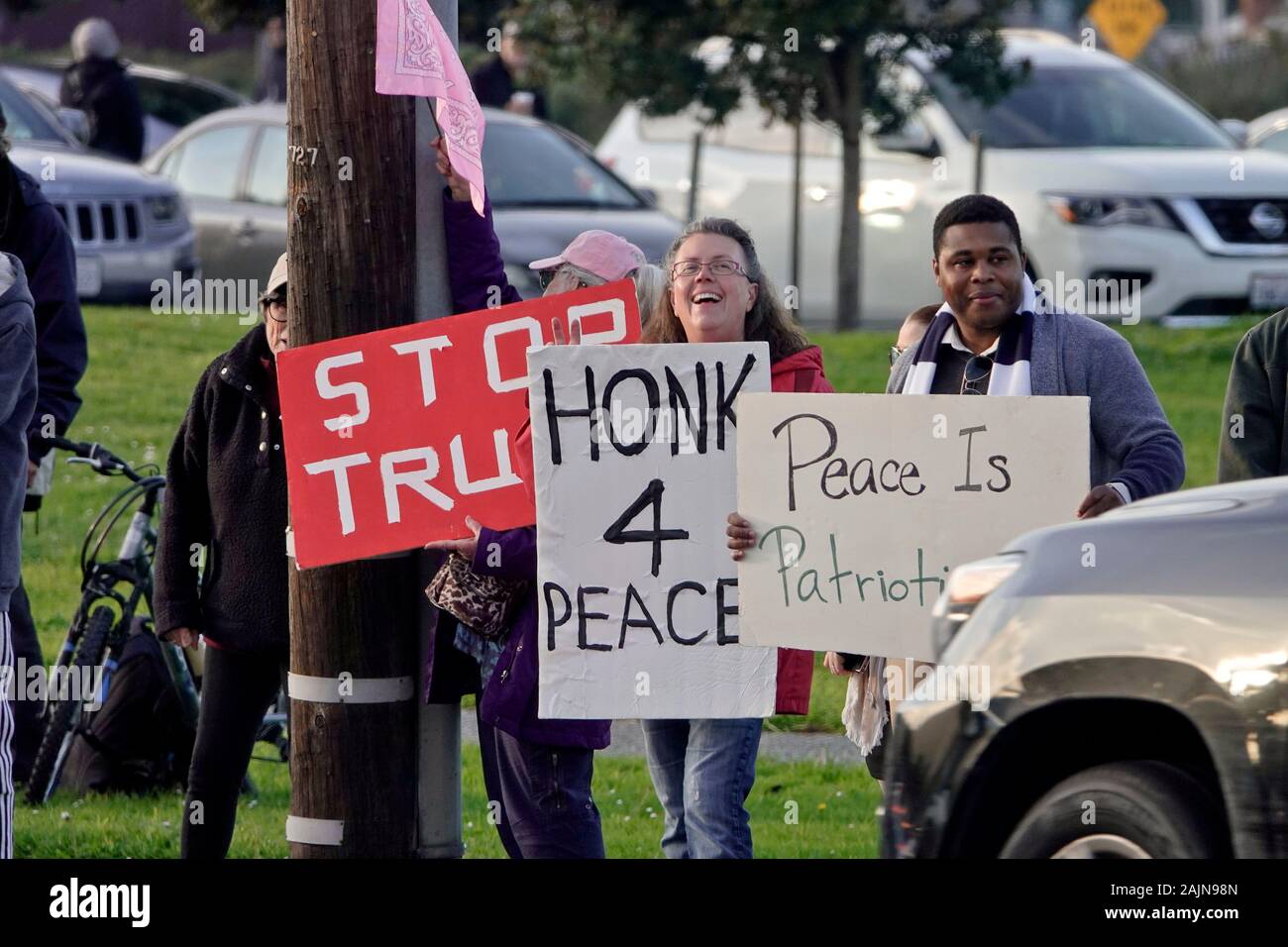 Monterey, Kalifornien, USA - 4. Januar 2020 Demonstartors auf der Beach Road in der Nähe von Fishermans Wharf montiert, in historischen Monterey, Protest gegen Präsident des Trump Attentats von Irans Kriegsherr, Qasem Soleimani und die möglichen Zahnflankenspiel zu kommen Stockfoto