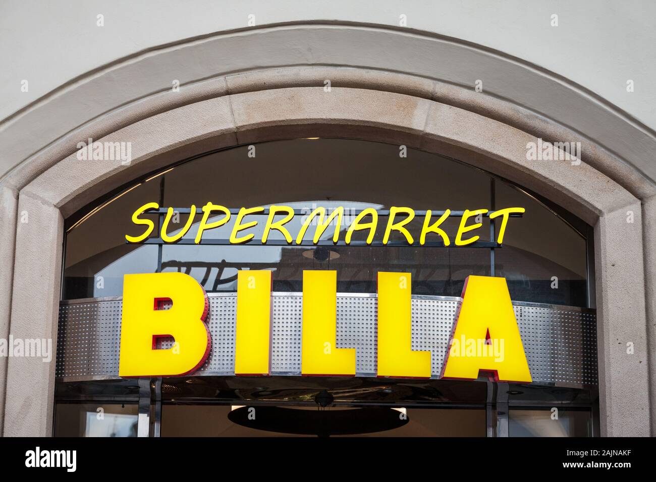 Prag, Tschechien - NOVEMBER 1, 2019: Billa Supermarkt Logo Vor Ihren lokalen Speicher in Prag. Pare von Rewe International, Billa Supermarkt ist ein Stockfoto