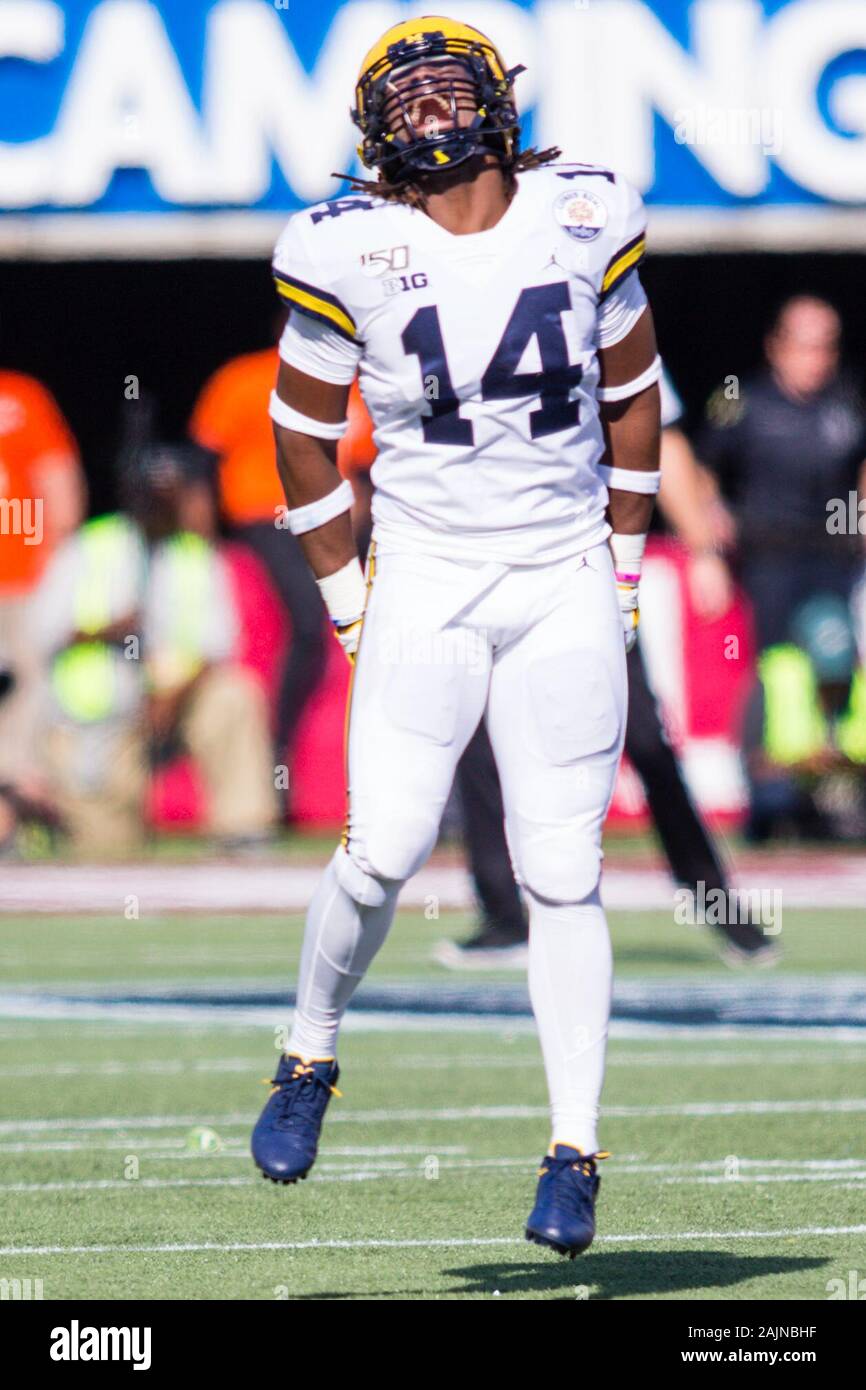 Orlando, Florida, USA. 1 Jan, 2020. Michigan starke Sicherheit Josh Metellus (14) feiert ein großes defensives Spiel während der Vrbo Citrus Bowl spiel action zwischen den Michigan Wolverines und die Alabama Crimson Tide am Camping World Stadion in Orlando, Florida. Mat Gdowski/CSM/Alamy leben Nachrichten Stockfoto