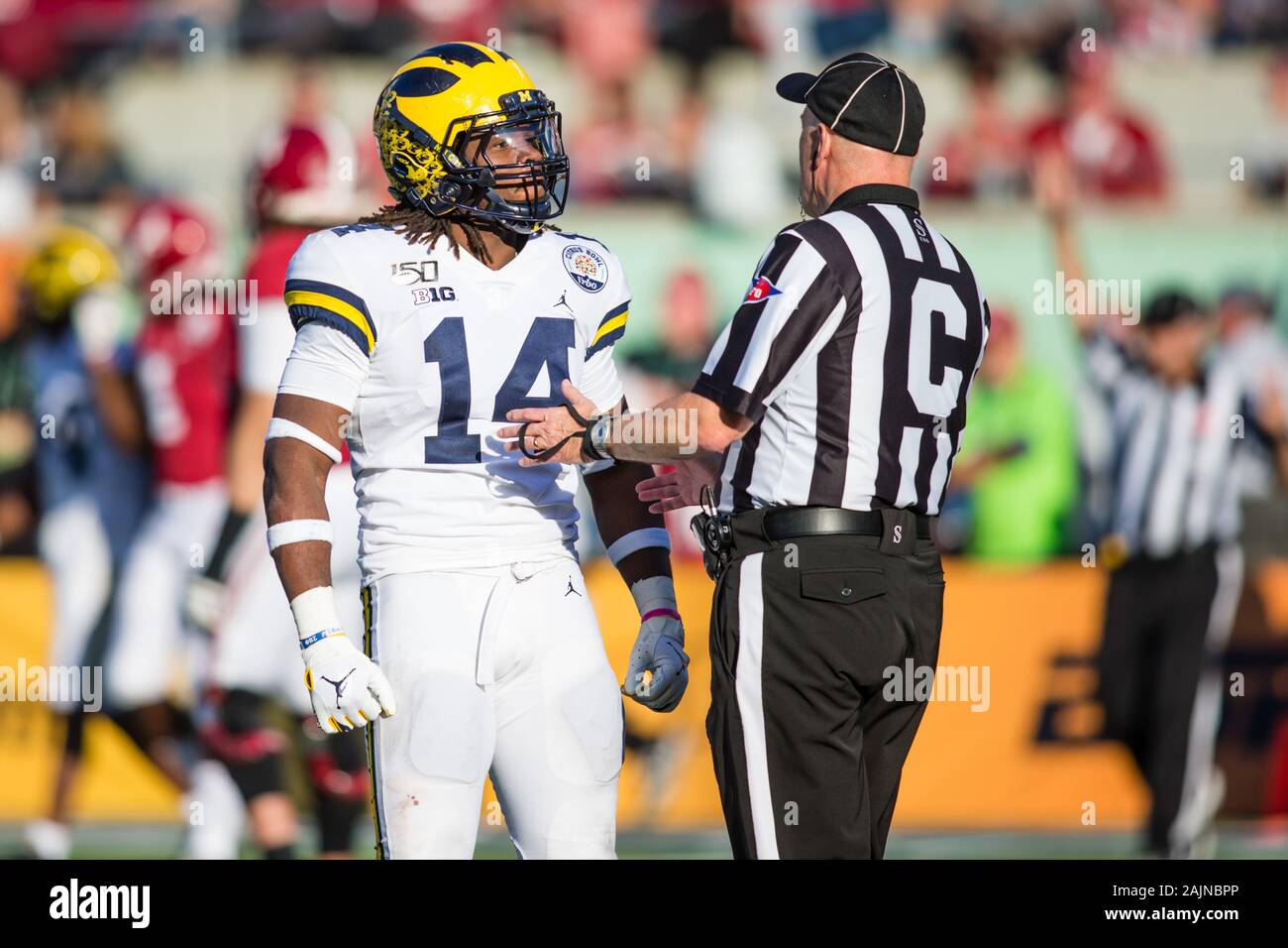 Orlando, Florida, USA. 1 Jan, 2020. Der Schiedsrichter Gespräche mit Michigan starke Sicherheit Josh Metellus (14) während der Vrbo Citrus Bowl spiel action zwischen den Michigan Wolverines und die Alabama Crimson Tide am Camping World Stadion in Orlando, Florida. Mat Gdowski/CSM/Alamy leben Nachrichten Stockfoto