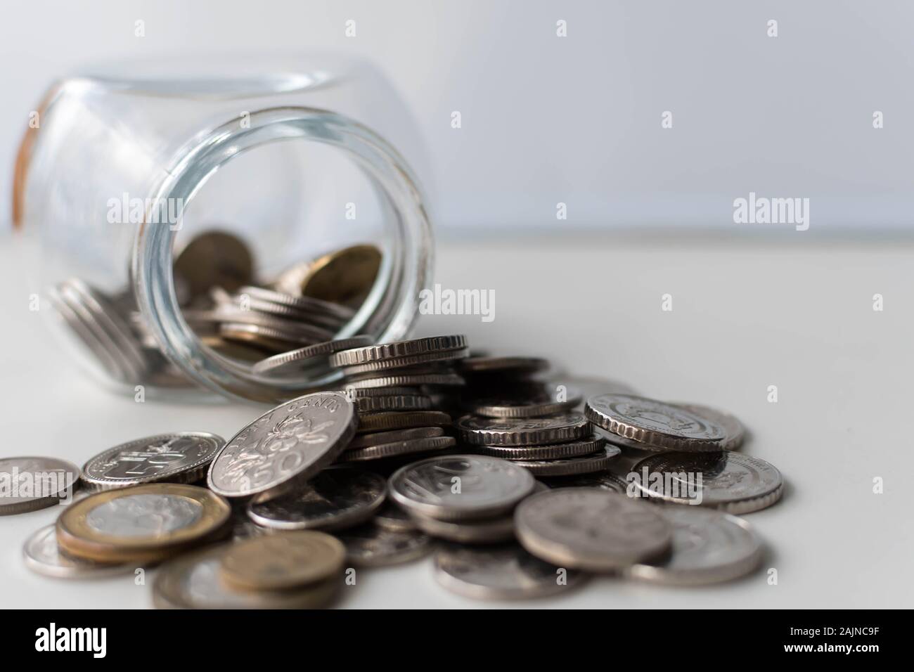 Münzen in der Glasflasche, Geld sparen. Münzen in einem jar Stockfoto