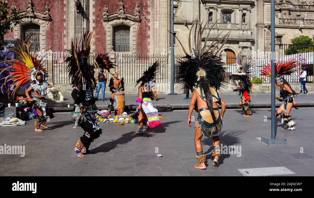 Aztekische Schamanen durchführen rituellen Tanz in Erwartung der national gefeierte Tag der Toten. Stockfoto
