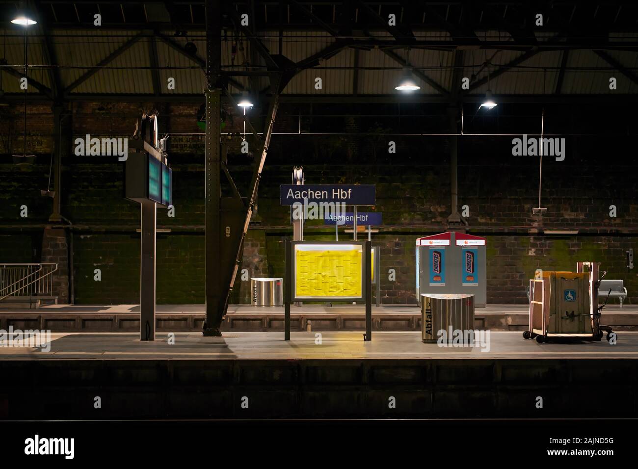 Aachen, Deutschland: Blick auf eine leere, saubere Plattform in Aachen Hauptbahnhof bei Nacht mit künstlicher Beleuchtung Stockfoto